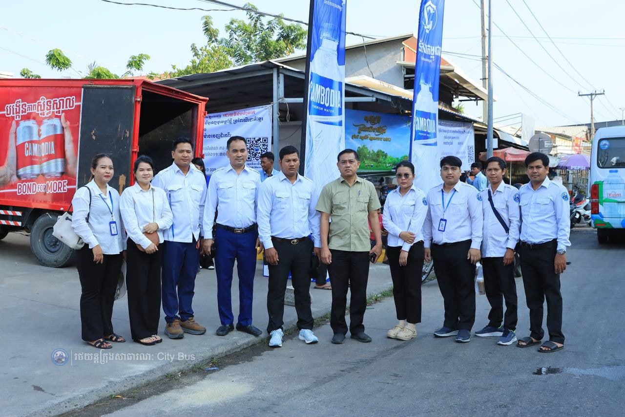 ឯកឧត្ដម ឃួង ស្រេង អភិបាល នៃគណៈអភិបាលរាជធានីភ្នំពេញ និង ឯកឧត្ដម ហេង សួរ រដ្ឋមន្ដ្រីក្រសួងការងារ និងបណ្ដុះបណ្ដាលវិជ្ជាជីវ: បានឆ្លៀតពេលដ៏មមាញឹកអញ្ជើញមកជូនដំណើរបងប្អូនប្រជាពលរដ្ឋ ដែលធ្វើដំណើរតាមរថយន្តក្រុងសាធារណៈ - image 55