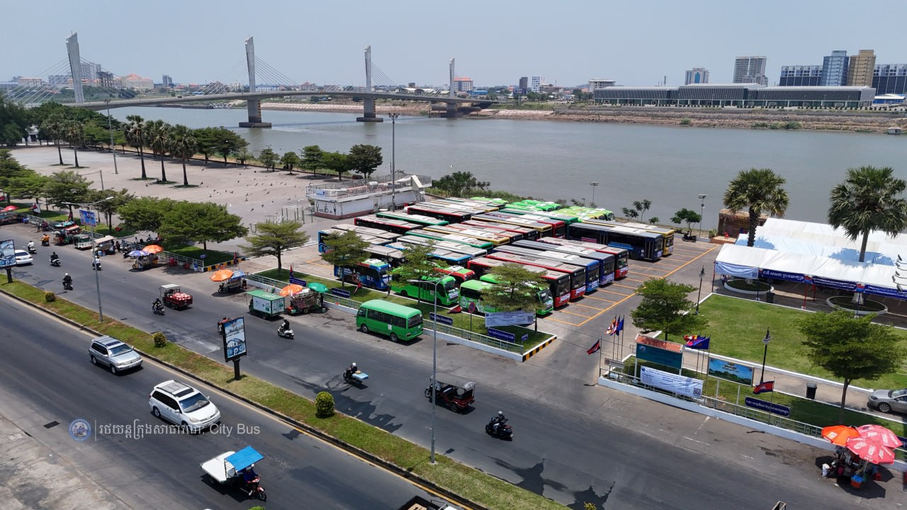 រថយន្តក្រុងសាធារណៈដែលរៀបចំដោយរដ្ឋបាលរាជធានីភ្នំពេញ បានត្រៀមរួចរាល់ ទាំងរថយន្ត ទាំងអ្នកបើកបរ និងមានទឹកពិសាបរិសុទ្ធដោយឥតគិតថ្លៃ នៅតាមគោលដៅចេញដំណើរនីមួយៗ សម្រាប់ដឹកជញ្ជូនបងប្អូនប្រជាពលរដ្ឋ ក្នុងការធ្វើដំណើរទៅលេងស្រុកកំណើត ជួបជុំបងប្អូនគ្រួសារ ក្នុងឱកាសអបអរសាទរពិធីបុណ្យចូលឆ្នាំប្រពៃណីជាតិខ្មែរ  - image 3