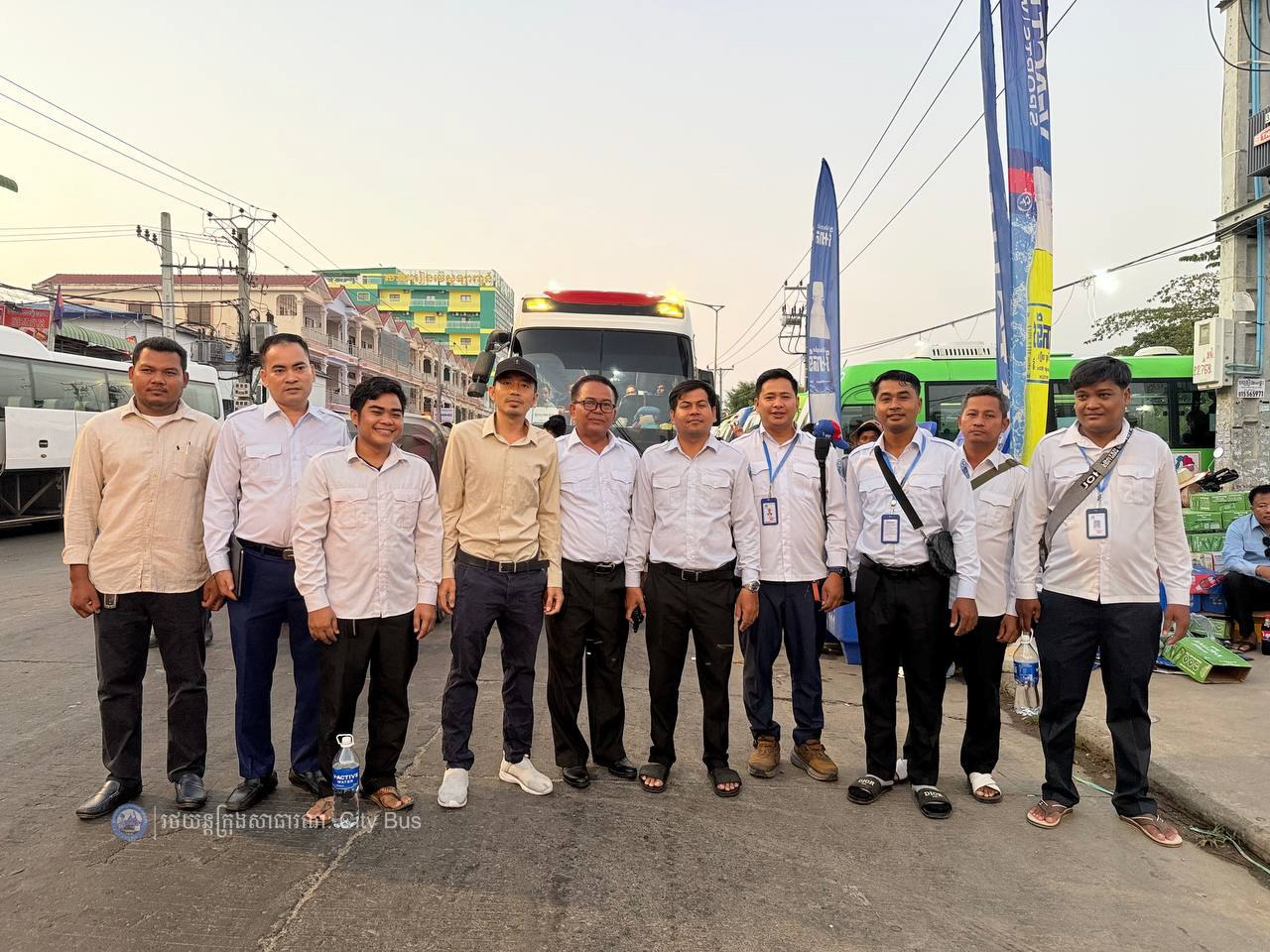 ឯកឧត្ដម ឃួង ស្រេង អភិបាល នៃគណៈអភិបាលរាជធានីភ្នំពេញ និង ឯកឧត្ដម ហេង សួរ រដ្ឋមន្ដ្រីក្រសួងការងារ និងបណ្ដុះបណ្ដាលវិជ្ជាជីវ: បានឆ្លៀតពេលដ៏មមាញឹកអញ្ជើញមកជូនដំណើរបងប្អូនប្រជាពលរដ្ឋ ដែលធ្វើដំណើរតាមរថយន្តក្រុងសាធារណៈ - image 56