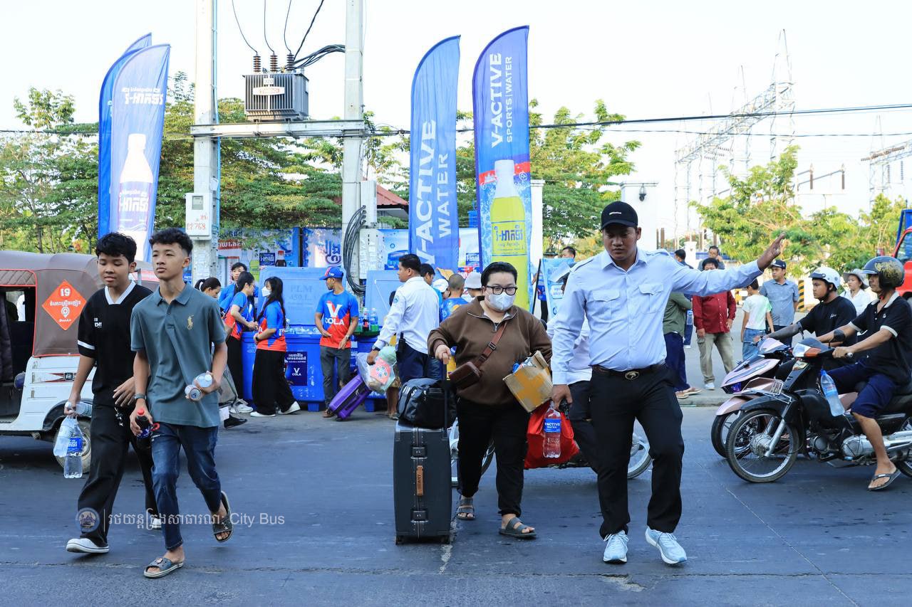 ឯកឧត្ដម ឃួង ស្រេង អភិបាល នៃគណៈអភិបាលរាជធានីភ្នំពេញ និង ឯកឧត្ដម ហេង សួរ រដ្ឋមន្ដ្រីក្រសួងការងារ និងបណ្ដុះបណ្ដាលវិជ្ជាជីវ: បានឆ្លៀតពេលដ៏មមាញឹកអញ្ជើញមកជូនដំណើរបងប្អូនប្រជាពលរដ្ឋ ដែលធ្វើដំណើរតាមរថយន្តក្រុងសាធារណៈ - image 57