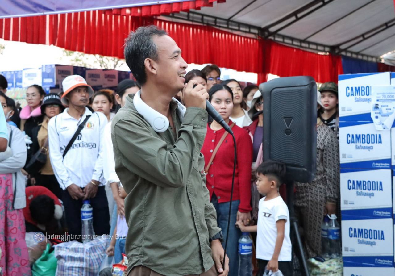 ឯកឧត្ដម ឃួង ស្រេង អភិបាល នៃគណៈអភិបាលរាជធានីភ្នំពេញ និង ឯកឧត្ដម ហេង សួរ រដ្ឋមន្ដ្រីក្រសួងការងារ និងបណ្ដុះបណ្ដាលវិជ្ជាជីវ: បានឆ្លៀតពេលដ៏មមាញឹកអញ្ជើញមកជូនដំណើរបងប្អូនប្រជាពលរដ្ឋ ដែលធ្វើដំណើរតាមរថយន្តក្រុងសាធារណៈ - image 58