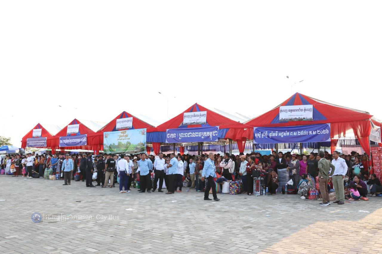 ឯកឧត្ដម ឃួង ស្រេង អភិបាល នៃគណៈអភិបាលរាជធានីភ្នំពេញ និង ឯកឧត្ដម ហេង សួរ រដ្ឋមន្ដ្រីក្រសួងការងារ និងបណ្ដុះបណ្ដាលវិជ្ជាជីវ: បានឆ្លៀតពេលដ៏មមាញឹកអញ្ជើញមកជូនដំណើរបងប្អូនប្រជាពលរដ្ឋ ដែលធ្វើដំណើរតាមរថយន្តក្រុងសាធារណៈ - image 59