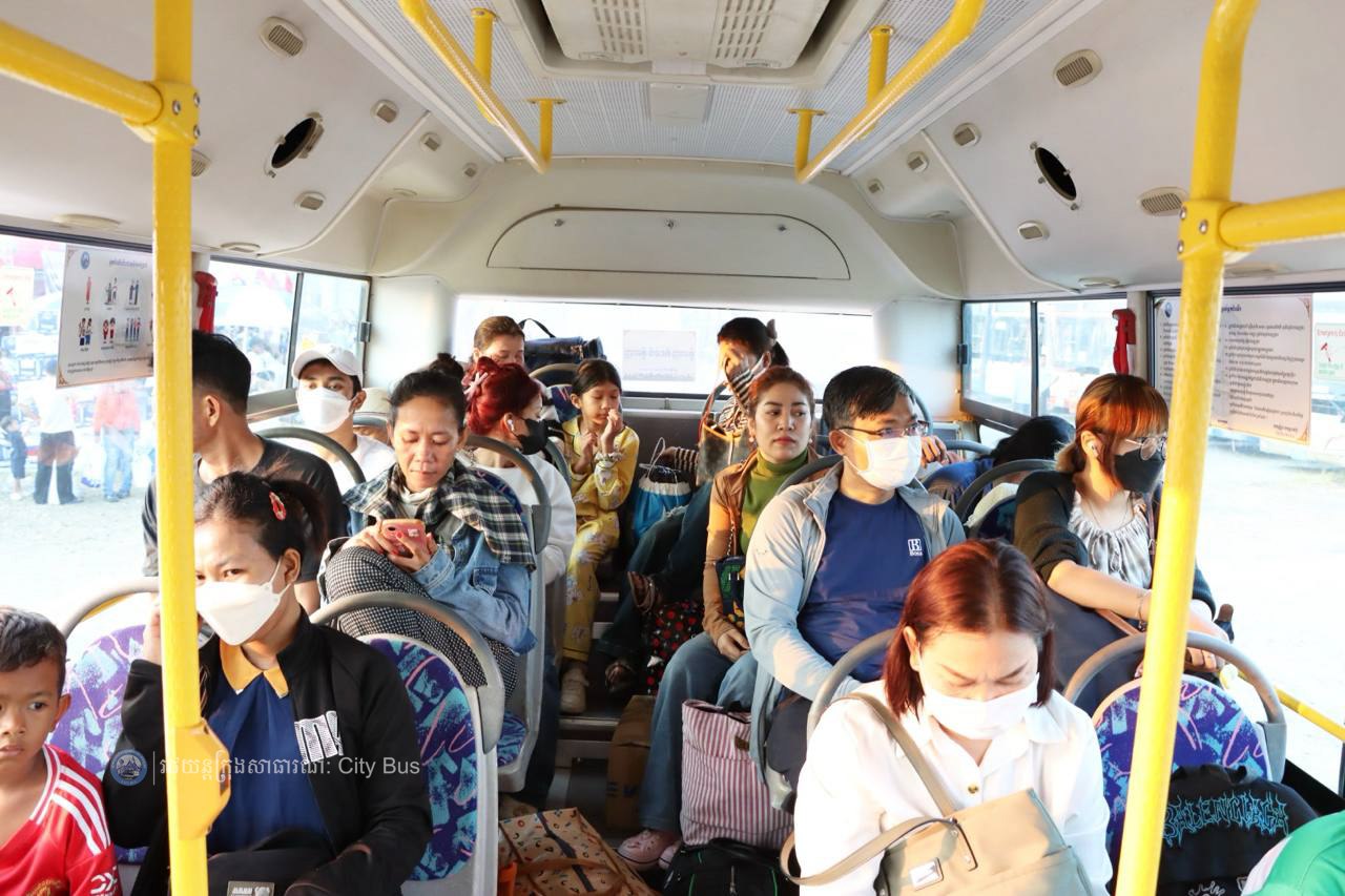 ឯកឧត្ដម ឃួង ស្រេង អភិបាល នៃគណៈអភិបាលរាជធានីភ្នំពេញ និង ឯកឧត្ដម ហេង សួរ រដ្ឋមន្ដ្រីក្រសួងការងារ និងបណ្ដុះបណ្ដាលវិជ្ជាជីវ: បានឆ្លៀតពេលដ៏មមាញឹកអញ្ជើញមកជូនដំណើរបងប្អូនប្រជាពលរដ្ឋ ដែលធ្វើដំណើរតាមរថយន្តក្រុងសាធារណៈ - image 60