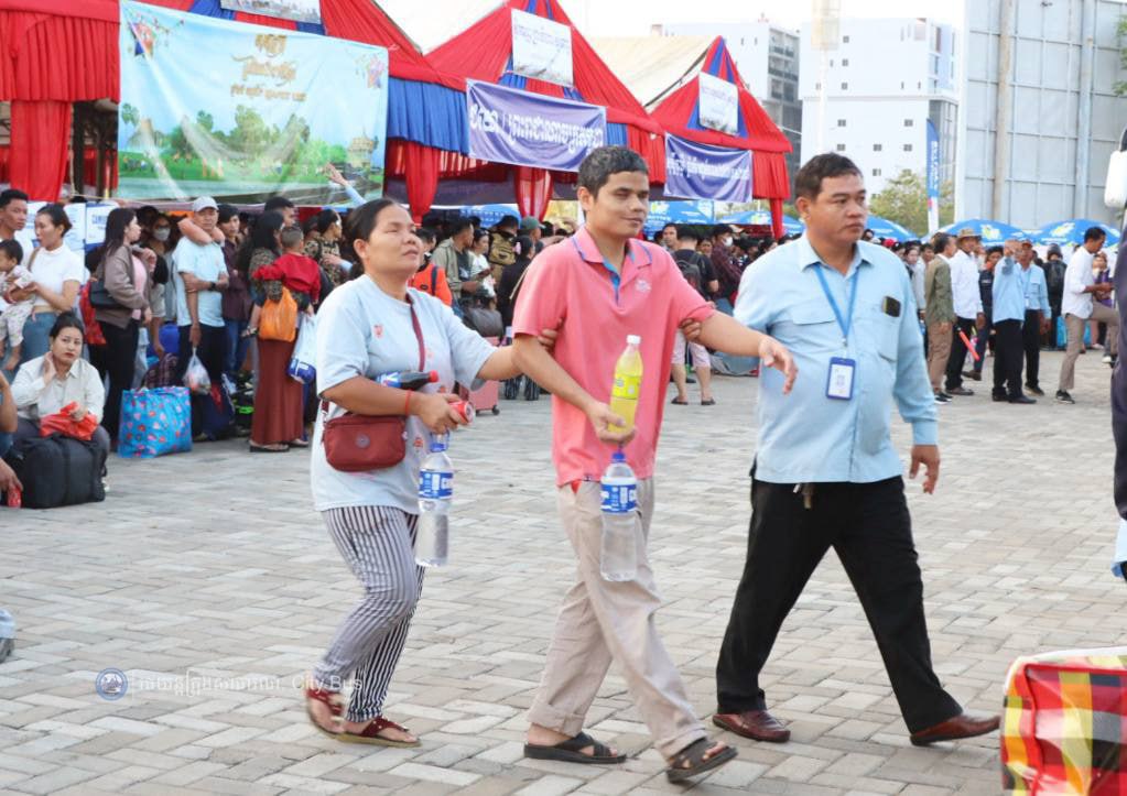 ឯកឧត្ដម ឃួង ស្រេង អភិបាល នៃគណៈអភិបាលរាជធានីភ្នំពេញ និង ឯកឧត្ដម ហេង សួរ រដ្ឋមន្ដ្រីក្រសួងការងារ និងបណ្ដុះបណ្ដាលវិជ្ជាជីវ: បានឆ្លៀតពេលដ៏មមាញឹកអញ្ជើញមកជូនដំណើរបងប្អូនប្រជាពលរដ្ឋ ដែលធ្វើដំណើរតាមរថយន្តក្រុងសាធារណៈ - image 61