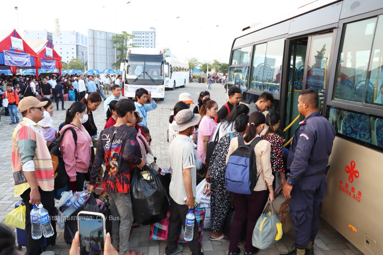 ឯកឧត្ដម ឃួង ស្រេង អភិបាល នៃគណៈអភិបាលរាជធានីភ្នំពេញ និង ឯកឧត្ដម ហេង សួរ រដ្ឋមន្ដ្រីក្រសួងការងារ និងបណ្ដុះបណ្ដាលវិជ្ជាជីវ: បានឆ្លៀតពេលដ៏មមាញឹកអញ្ជើញមកជូនដំណើរបងប្អូនប្រជាពលរដ្ឋ ដែលធ្វើដំណើរតាមរថយន្តក្រុងសាធារណៈ - image 62