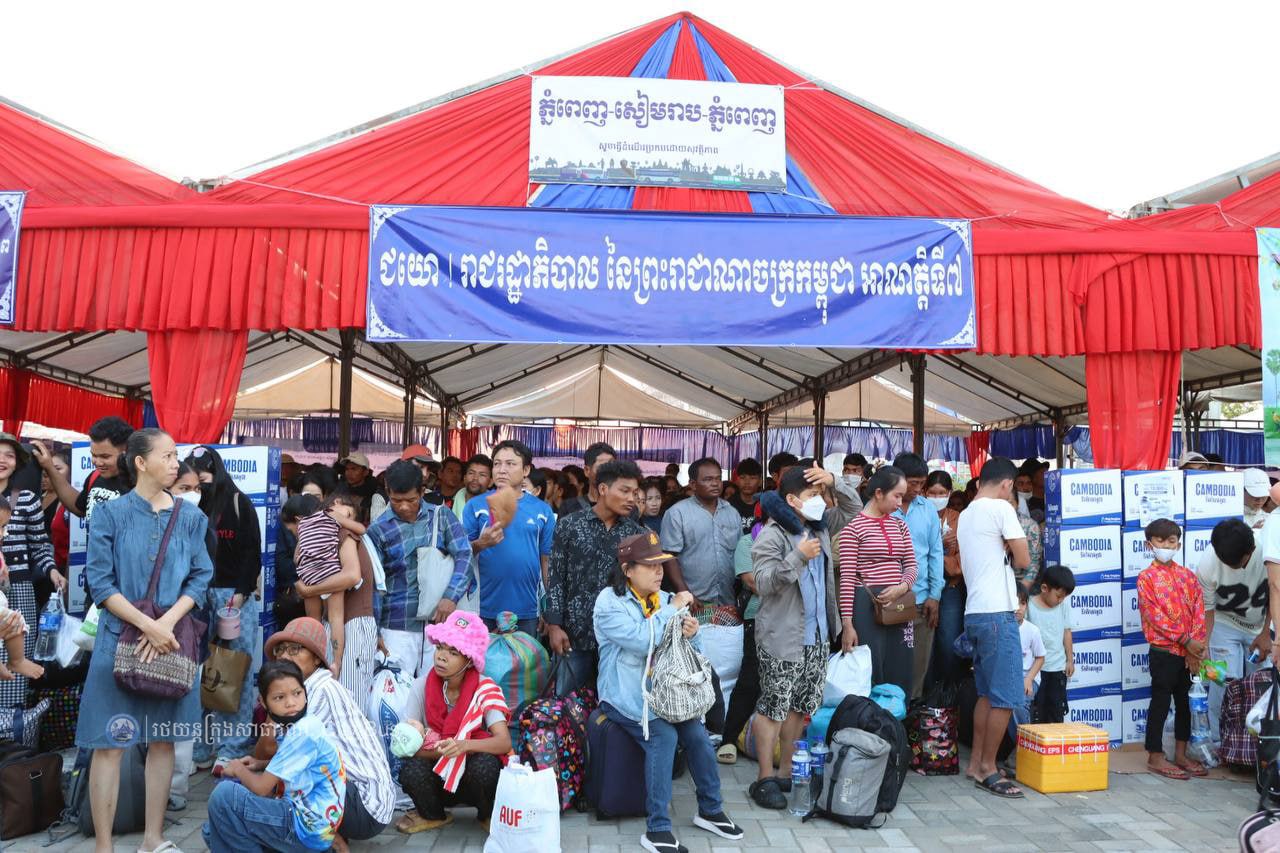 ឯកឧត្ដម ឃួង ស្រេង អភិបាល នៃគណៈអភិបាលរាជធានីភ្នំពេញ និង ឯកឧត្ដម ហេង សួរ រដ្ឋមន្ដ្រីក្រសួងការងារ និងបណ្ដុះបណ្ដាលវិជ្ជាជីវ: បានឆ្លៀតពេលដ៏មមាញឹកអញ្ជើញមកជូនដំណើរបងប្អូនប្រជាពលរដ្ឋ ដែលធ្វើដំណើរតាមរថយន្តក្រុងសាធារណៈ - image 63