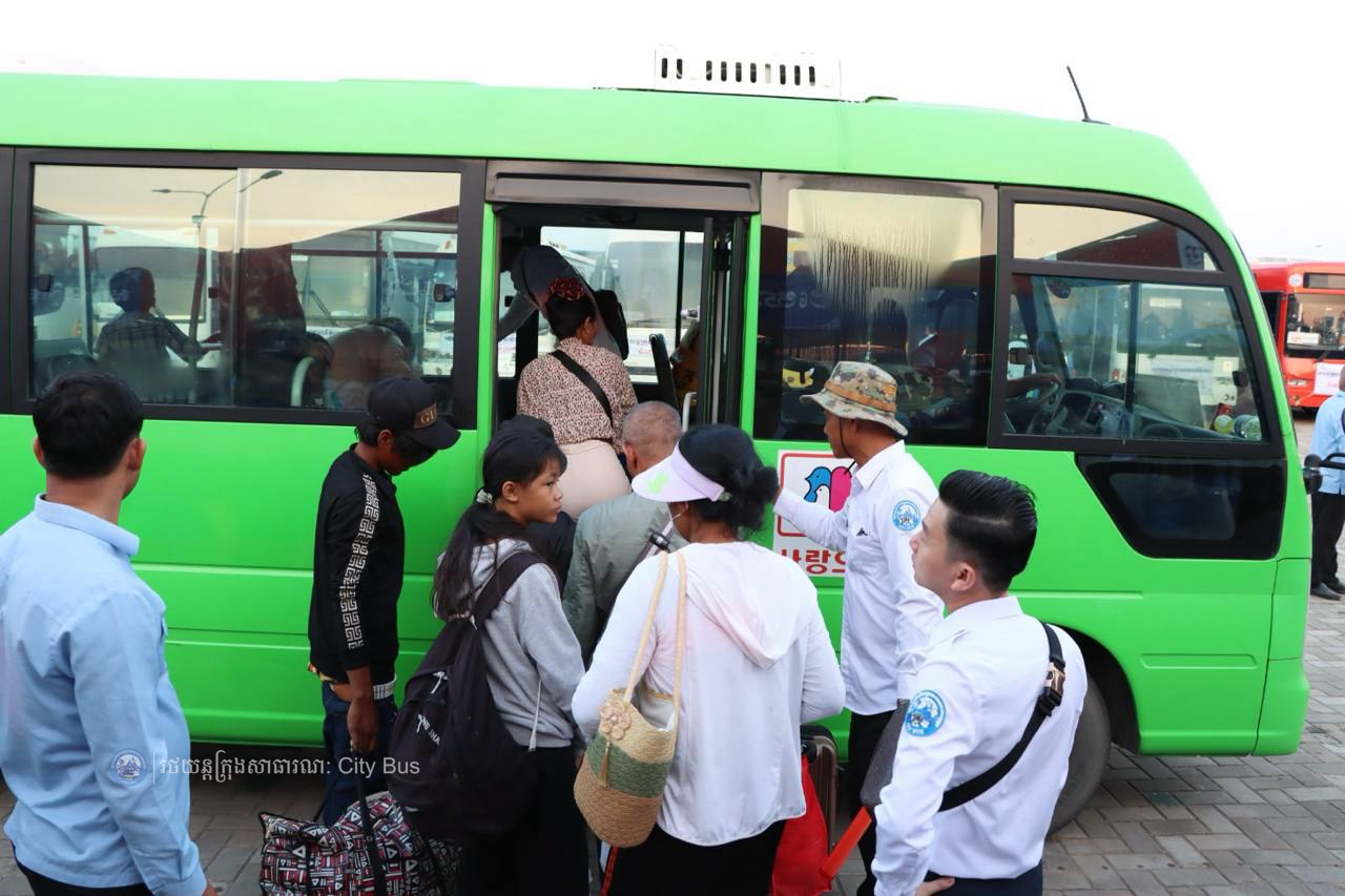 ឯកឧត្ដម ឃួង ស្រេង អភិបាល នៃគណៈអភិបាលរាជធានីភ្នំពេញ និង ឯកឧត្ដម ហេង សួរ រដ្ឋមន្ដ្រីក្រសួងការងារ និងបណ្ដុះបណ្ដាលវិជ្ជាជីវ: បានឆ្លៀតពេលដ៏មមាញឹកអញ្ជើញមកជូនដំណើរបងប្អូនប្រជាពលរដ្ឋ ដែលធ្វើដំណើរតាមរថយន្តក្រុងសាធារណៈ - image 64