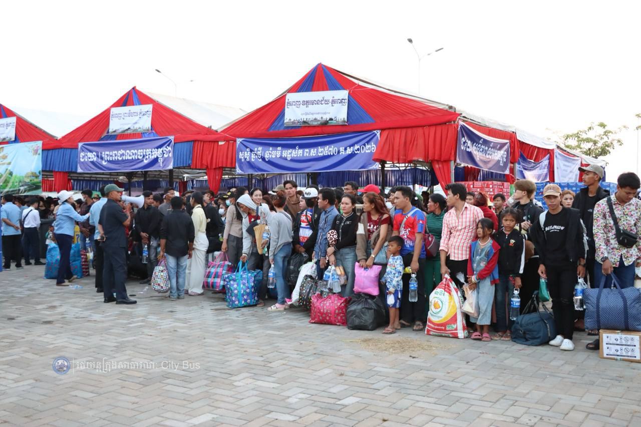 ឯកឧត្ដម ឃួង ស្រេង អភិបាល នៃគណៈអភិបាលរាជធានីភ្នំពេញ និង ឯកឧត្ដម ហេង សួរ រដ្ឋមន្ដ្រីក្រសួងការងារ និងបណ្ដុះបណ្ដាលវិជ្ជាជីវ: បានឆ្លៀតពេលដ៏មមាញឹកអញ្ជើញមកជូនដំណើរបងប្អូនប្រជាពលរដ្ឋ ដែលធ្វើដំណើរតាមរថយន្តក្រុងសាធារណៈ - image 65