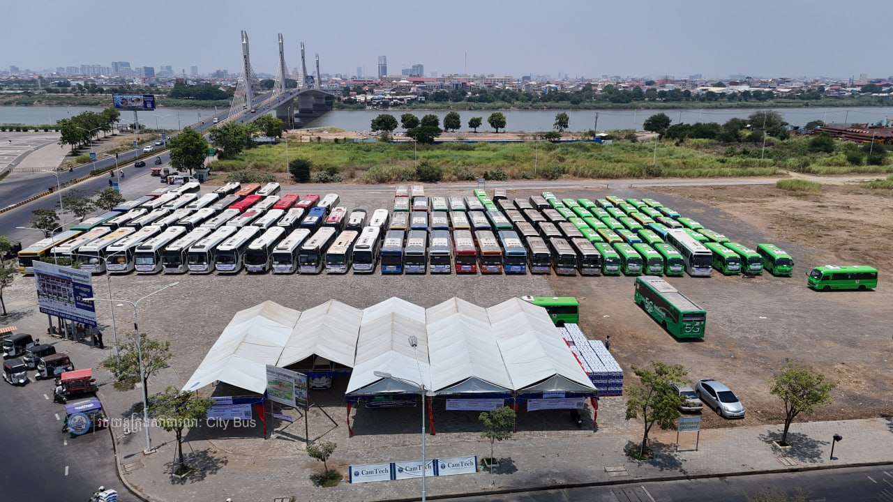 រថយន្តក្រុងសាធារណៈដែលរៀបចំដោយរដ្ឋបាលរាជធានីភ្នំពេញ បានត្រៀមរួចរាល់ ទាំងរថយន្ត ទាំងអ្នកបើកបរ និងមានទឹកពិសាបរិសុទ្ធដោយឥតគិតថ្លៃ នៅតាមគោលដៅចេញដំណើរនីមួយៗ សម្រាប់ដឹកជញ្ជូនបងប្អូនប្រជាពលរដ្ឋ ក្នុងការធ្វើដំណើរទៅលេងស្រុកកំណើត ជួបជុំបងប្អូនគ្រួសារ ក្នុងឱកាសអបអរសាទរពិធីបុណ្យចូលឆ្នាំប្រពៃណីជាតិខ្មែរ  - image 4