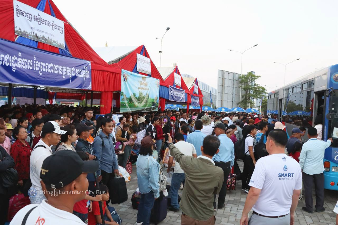 ឯកឧត្ដម ឃួង ស្រេង អភិបាល នៃគណៈអភិបាលរាជធានីភ្នំពេញ និង ឯកឧត្ដម ហេង សួរ រដ្ឋមន្ដ្រីក្រសួងការងារ និងបណ្ដុះបណ្ដាលវិជ្ជាជីវ: បានឆ្លៀតពេលដ៏មមាញឹកអញ្ជើញមកជូនដំណើរបងប្អូនប្រជាពលរដ្ឋ ដែលធ្វើដំណើរតាមរថយន្តក្រុងសាធារណៈ - image 66