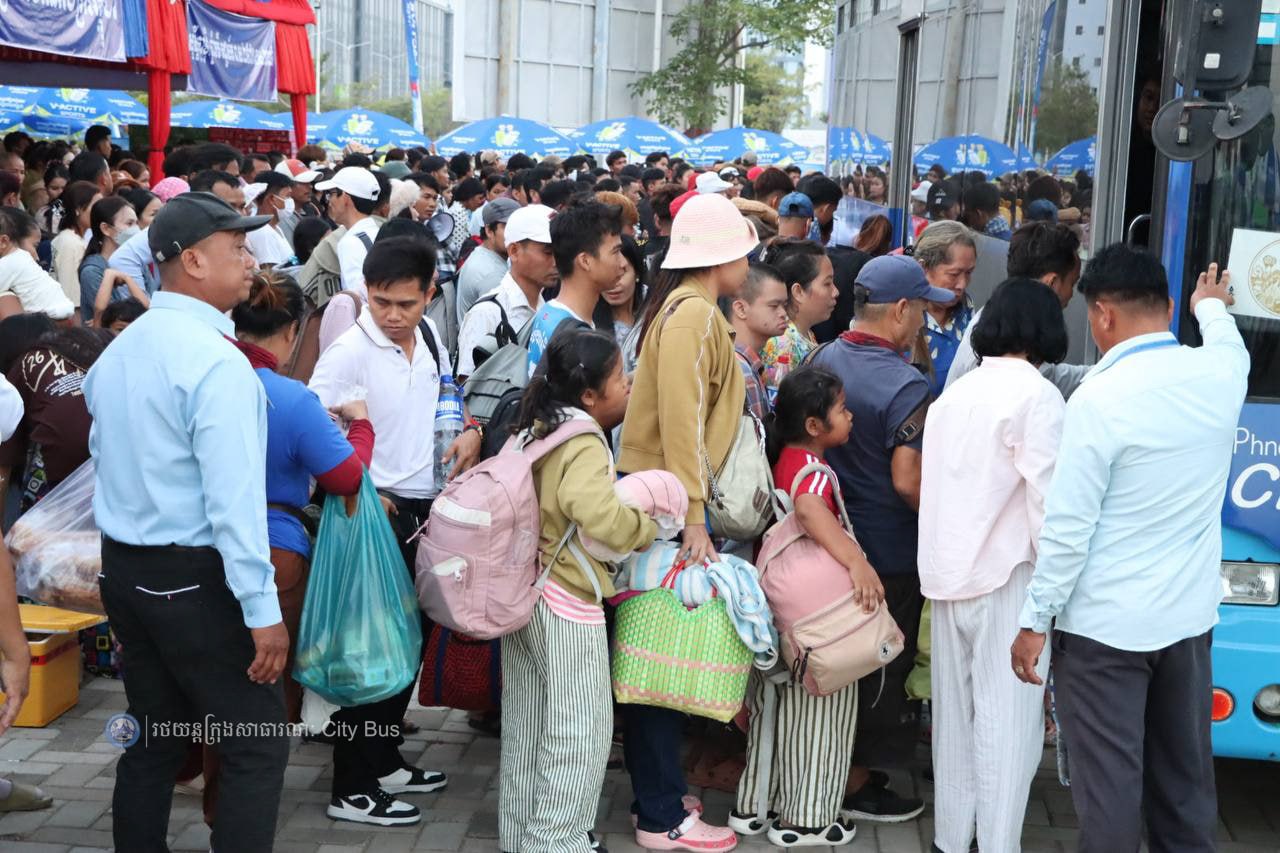 ឯកឧត្ដម ឃួង ស្រេង អភិបាល នៃគណៈអភិបាលរាជធានីភ្នំពេញ និង ឯកឧត្ដម ហេង សួរ រដ្ឋមន្ដ្រីក្រសួងការងារ និងបណ្ដុះបណ្ដាលវិជ្ជាជីវ: បានឆ្លៀតពេលដ៏មមាញឹកអញ្ជើញមកជូនដំណើរបងប្អូនប្រជាពលរដ្ឋ ដែលធ្វើដំណើរតាមរថយន្តក្រុងសាធារណៈ - image 67