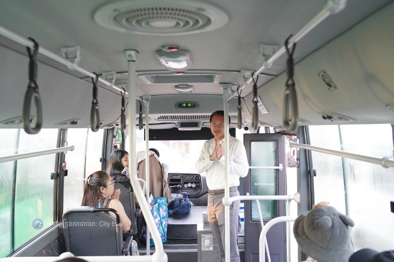 ទិដ្ឋភាព បងប្អូនប្រជាពលរដ្ឋមកទទួលសេវារថយន្ដក្រុងសាធារណ: " ជិះដោយមិនបង់ប្រាក់ " ពីរាជធានីភ្នំពេញទៅតាមបណ្តាខេត្ត និងពីបណ្ដាខេត្ដមករាជធានីភ្នំពេញ ក្នុងឱកាសអបអរសាទរពិធីបុណ្យចូលឆ្នាំថ្មី ប្រពៃណីជាតិខ្មែរ នៅថ្ងៃដឹកជញ្ជូនទី២ នាព្រឹកថ្ងៃទី១៣ ខែមេសា ឆ្នាំ២០២៦។