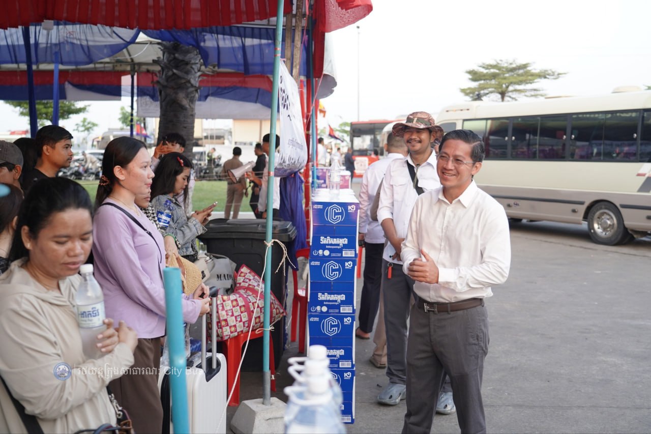 ទិដ្ឋភាព បងប្អូនប្រជាពលរដ្ឋមកទទួលសេវារថយន្ដក្រុងសាធារណ: " ជិះដោយមិនបង់ប្រាក់ " ពីរាជធានីភ្នំពេញទៅតាមបណ្តាខេត្ត និងពីបណ្ដាខេត្ដមករាជធានីភ្នំពេញ ក្នុងឱកាសអបអរសាទរពិធីបុណ្យចូលឆ្នាំថ្មី ប្រពៃណីជាតិខ្មែរ នៅថ្ងៃដឹកជញ្ជូនទី២ នាព្រឹកថ្ងៃទី១៣ ខែមេសា ឆ្នាំ២០២៦។  - image 2