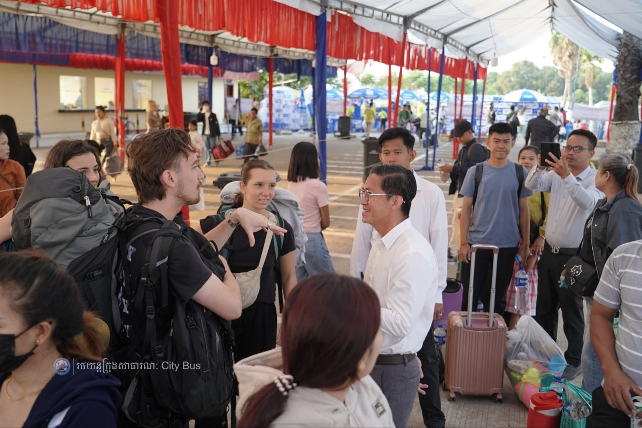 ទិដ្ឋភាព បងប្អូនប្រជាពលរដ្ឋមកទទួលសេវារថយន្ដក្រុងសាធារណ: " ជិះដោយមិនបង់ប្រាក់ " ពីរាជធានីភ្នំពេញទៅតាមបណ្តាខេត្ត និងពីបណ្ដាខេត្ដមករាជធានីភ្នំពេញ ក្នុងឱកាសអបអរសាទរពិធីបុណ្យចូលឆ្នាំថ្មី ប្រពៃណីជាតិខ្មែរ នៅថ្ងៃដឹកជញ្ជូនទី២ នាព្រឹកថ្ងៃទី១៣ ខែមេសា ឆ្នាំ២០២៦។  - image 3