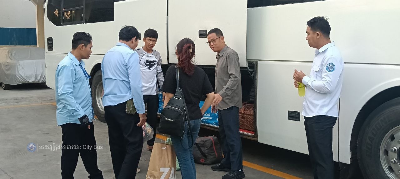 ទិដ្ឋភាព បងប្អូនប្រជាពលរដ្ឋមកទទួលសេវារថយន្ដក្រុងសាធារណ: " ជិះដោយមិនបង់ប្រាក់ " ពីរាជធានីភ្នំពេញទៅតាមបណ្តាខេត្ត និងពីបណ្ដាខេត្ដមករាជធានីភ្នំពេញ ក្នុងឱកាសអបអរសាទរពិធីបុណ្យចូលឆ្នាំថ្មី ប្រពៃណីជាតិខ្មែរ នៅថ្ងៃដឹកជញ្ជូនទី២ នាព្រឹកថ្ងៃទី១៣ ខែមេសា ឆ្នាំ២០២៦។  - image 4