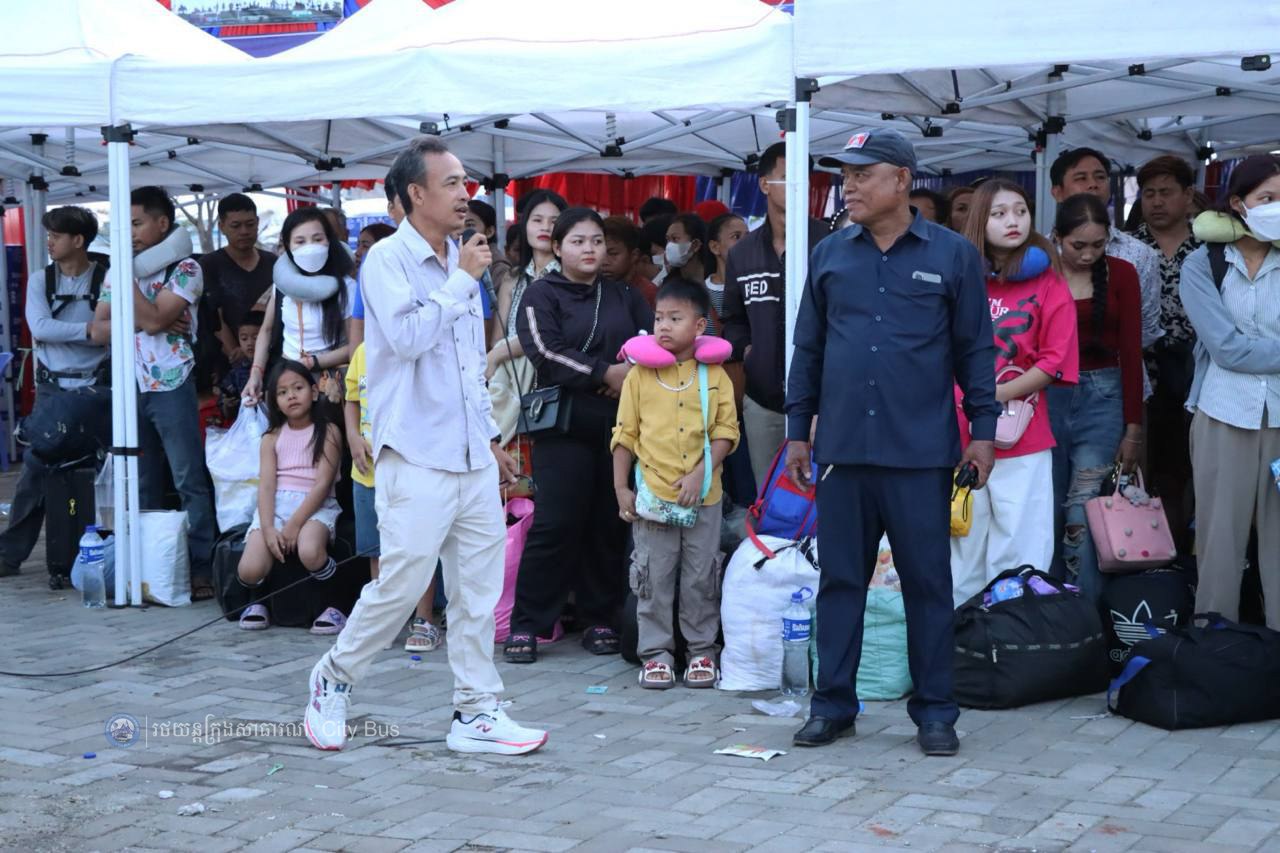ទិដ្ឋភាព បងប្អូនប្រជាពលរដ្ឋមកទទួលសេវារថយន្ដក្រុងសាធារណ: " ជិះដោយមិនបង់ប្រាក់ " ពីរាជធានីភ្នំពេញទៅតាមបណ្តាខេត្ត និងពីបណ្ដាខេត្ដមករាជធានីភ្នំពេញ ក្នុងឱកាសអបអរសាទរពិធីបុណ្យចូលឆ្នាំថ្មី ប្រពៃណីជាតិខ្មែរ នៅថ្ងៃដឹកជញ្ជូនទី២ នាព្រឹកថ្ងៃទី១៣ ខែមេសា ឆ្នាំ២០២៦។  - image 6