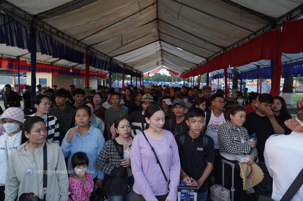 ទិដ្ឋភាព បងប្អូនប្រជាពលរដ្ឋមកទទួលសេវារថយន្ដក្រុងសាធារណ: " ជិះដោយមិនបង់ប្រាក់ " ពីរាជធានីភ្នំពេញទៅតាមបណ្តាខេត្ត និងពីបណ្ដាខេត្ដមករាជធានីភ្នំពេញ ក្នុងឱកាសអបអរសាទរពិធីបុណ្យចូលឆ្នាំថ្មី ប្រពៃណីជាតិខ្មែរ នៅថ្ងៃដឹកជញ្ជូនទី២ នាព្រឹកថ្ងៃទី១៣ ខែមេសា ឆ្នាំ២០២៦។  - image 7