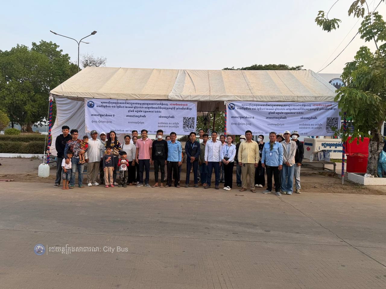 ទិដ្ឋភាព បងប្អូនប្រជាពលរដ្ឋមកទទួលសេវារថយន្ដក្រុងសាធារណ: " ជិះដោយមិនបង់ប្រាក់ " ពីរាជធានីភ្នំពេញទៅតាមបណ្តាខេត្ត និងពីបណ្ដាខេត្ដមករាជធានីភ្នំពេញ ក្នុងឱកាសអបអរសាទរពិធីបុណ្យចូលឆ្នាំថ្មី ប្រពៃណីជាតិខ្មែរ នៅថ្ងៃដឹកជញ្ជូនទី២ នាព្រឹកថ្ងៃទី១៣ ខែមេសា ឆ្នាំ២០២៦។  - image 8
