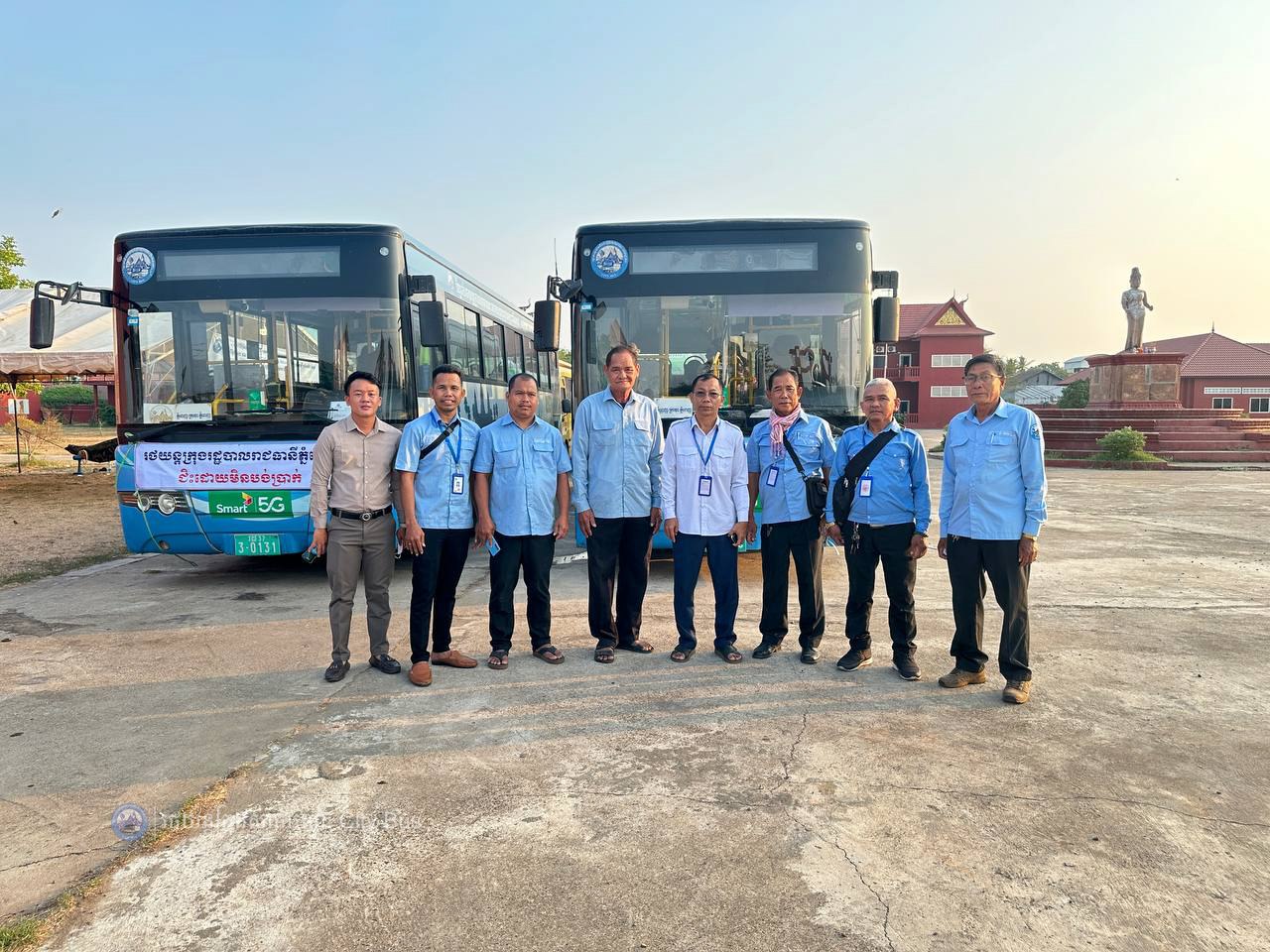 ទិដ្ឋភាព បងប្អូនប្រជាពលរដ្ឋមកទទួលសេវារថយន្ដក្រុងសាធារណ: " ជិះដោយមិនបង់ប្រាក់ " ពីរាជធានីភ្នំពេញទៅតាមបណ្តាខេត្ត និងពីបណ្ដាខេត្ដមករាជធានីភ្នំពេញ ក្នុងឱកាសអបអរសាទរពិធីបុណ្យចូលឆ្នាំថ្មី ប្រពៃណីជាតិខ្មែរ នៅថ្ងៃដឹកជញ្ជូនទី២ នាព្រឹកថ្ងៃទី១៣ ខែមេសា ឆ្នាំ២០២៦។  - image 9