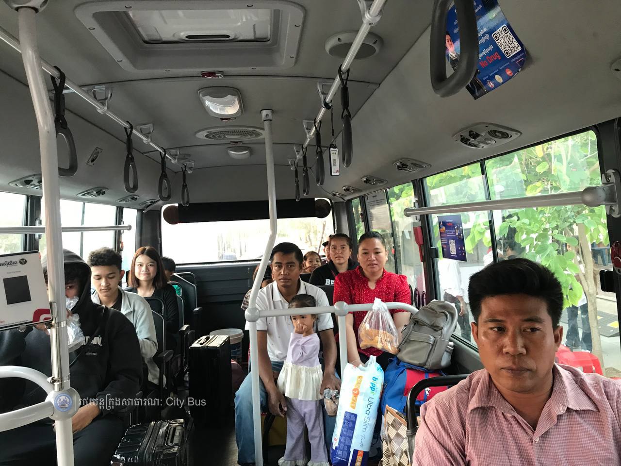 ទិដ្ឋភាព បងប្អូនប្រជាពលរដ្ឋមកទទួលសេវារថយន្ដក្រុងសាធារណ: " ជិះដោយមិនបង់ប្រាក់ " ពីរាជធានីភ្នំពេញទៅតាមបណ្តាខេត្ត និងពីបណ្ដាខេត្ដមករាជធានីភ្នំពេញ ក្នុងឱកាសអបអរសាទរពិធីបុណ្យចូលឆ្នាំថ្មី ប្រពៃណីជាតិខ្មែរ នៅថ្ងៃដឹកជញ្ជូនទី២ នាព្រឹកថ្ងៃទី១៣ ខែមេសា ឆ្នាំ២០២៦។  - image 10