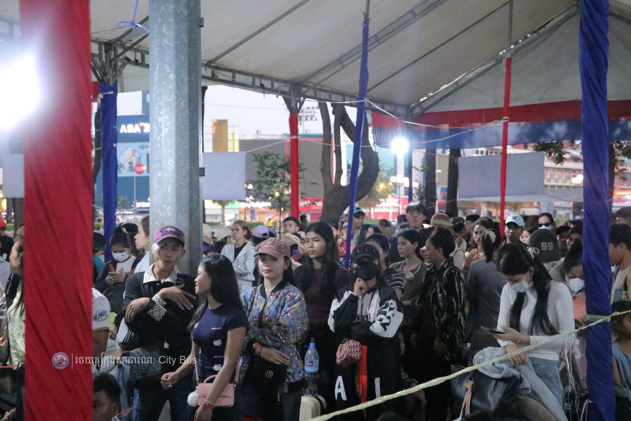 ទិដ្ឋភាព បងប្អូនប្រជាពលរដ្ឋមកទទួលសេវារថយន្ដក្រុងសាធារណ: " ជិះដោយមិនបង់ប្រាក់ " ពីរាជធានីភ្នំពេញទៅតាមបណ្តាខេត្ត និងពីបណ្ដាខេត្ដមករាជធានីភ្នំពេញ ក្នុងឱកាសអបអរសាទរពិធីបុណ្យចូលឆ្នាំថ្មី ប្រពៃណីជាតិខ្មែរ នៅថ្ងៃដឹកជញ្ជូនទី២ នាព្រឹកថ្ងៃទី១៣ ខែមេសា ឆ្នាំ២០២៦។  - image 11