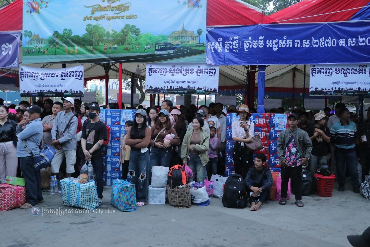 ទិដ្ឋភាព បងប្អូនប្រជាពលរដ្ឋមកទទួលសេវារថយន្ដក្រុងសាធារណ: " ជិះដោយមិនបង់ប្រាក់ " ពីរាជធានីភ្នំពេញទៅតាមបណ្តាខេត្ត និងពីបណ្ដាខេត្ដមករាជធានីភ្នំពេញ ក្នុងឱកាសអបអរសាទរពិធីបុណ្យចូលឆ្នាំថ្មី ប្រពៃណីជាតិខ្មែរ នៅថ្ងៃដឹកជញ្ជូនទី២ នាព្រឹកថ្ងៃទី១៣ ខែមេសា ឆ្នាំ២០២៦។  - image 12