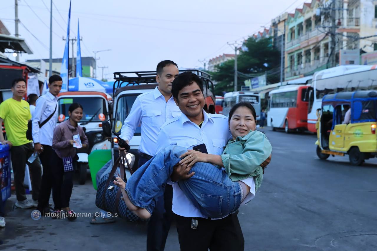 ទិដ្ឋភាព បងប្អូនប្រជាពលរដ្ឋមកទទួលសេវារថយន្ដក្រុងសាធារណ: " ជិះដោយមិនបង់ប្រាក់ " ពីរាជធានីភ្នំពេញទៅតាមបណ្តាខេត្ត និងពីបណ្ដាខេត្ដមករាជធានីភ្នំពេញ ក្នុងឱកាសអបអរសាទរពិធីបុណ្យចូលឆ្នាំថ្មី ប្រពៃណីជាតិខ្មែរ នៅថ្ងៃដឹកជញ្ជូនទី២ នាព្រឹកថ្ងៃទី១៣ ខែមេសា ឆ្នាំ២០២៦។  - image 13