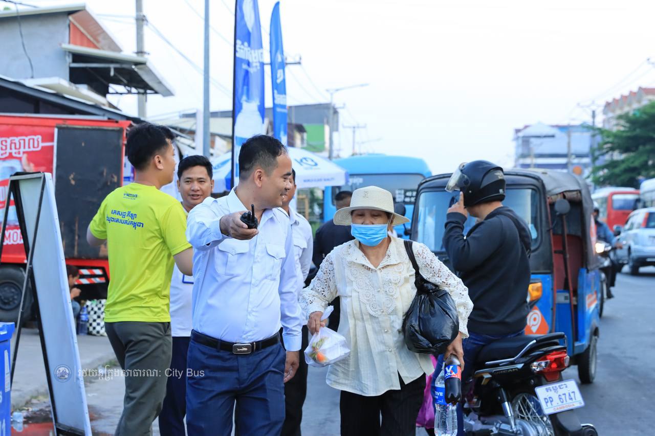 ទិដ្ឋភាព បងប្អូនប្រជាពលរដ្ឋមកទទួលសេវារថយន្ដក្រុងសាធារណ: " ជិះដោយមិនបង់ប្រាក់ " ពីរាជធានីភ្នំពេញទៅតាមបណ្តាខេត្ត និងពីបណ្ដាខេត្ដមករាជធានីភ្នំពេញ ក្នុងឱកាសអបអរសាទរពិធីបុណ្យចូលឆ្នាំថ្មី ប្រពៃណីជាតិខ្មែរ នៅថ្ងៃដឹកជញ្ជូនទី២ នាព្រឹកថ្ងៃទី១៣ ខែមេសា ឆ្នាំ២០២៦។  - image 15