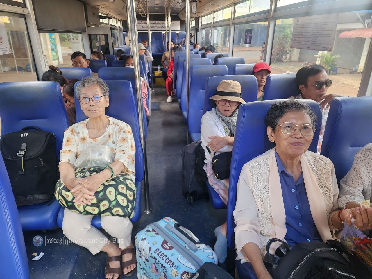 ទិដ្ឋភាព បងប្អូនប្រជាពលរដ្ឋមកទទួលសេវារថយន្ដក្រុងសាធារណ: " ជិះដោយមិនបង់ប្រាក់ " ពីរាជធានីភ្នំពេញទៅតាមបណ្តាខេត្ត និងពីបណ្ដាខេត្ដមករាជធានីភ្នំពេញ ក្នុងឱកាសអបអរសាទរពិធីបុណ្យចូលឆ្នាំថ្មី ប្រពៃណីជាតិខ្មែរ នៅថ្ងៃដឹកជញ្ជូនទី២ នាព្រឹកថ្ងៃទី១៣ ខែមេសា ឆ្នាំ២០២៦។  - image 16