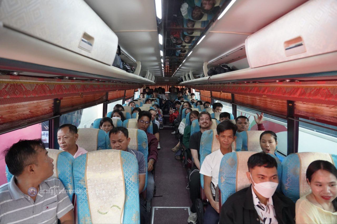 ទិដ្ឋភាព បងប្អូនប្រជាពលរដ្ឋមកទទួលសេវារថយន្ដក្រុងសាធារណ: " ជិះដោយមិនបង់ប្រាក់ " ពីរាជធានីភ្នំពេញទៅតាមបណ្តាខេត្ត និងពីបណ្ដាខេត្ដមករាជធានីភ្នំពេញ ក្នុងឱកាសអបអរសាទរពិធីបុណ្យចូលឆ្នាំថ្មី ប្រពៃណីជាតិខ្មែរ នៅថ្ងៃដឹកជញ្ជូនទី២ នាព្រឹកថ្ងៃទី១៣ ខែមេសា ឆ្នាំ២០២៦។  - image 17