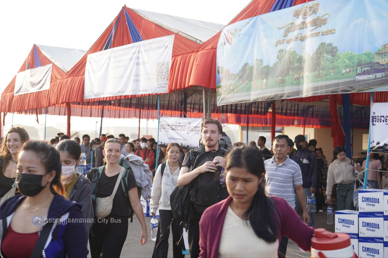 ទិដ្ឋភាព បងប្អូនប្រជាពលរដ្ឋមកទទួលសេវារថយន្ដក្រុងសាធារណ: " ជិះដោយមិនបង់ប្រាក់ " ពីរាជធានីភ្នំពេញទៅតាមបណ្តាខេត្ត និងពីបណ្ដាខេត្ដមករាជធានីភ្នំពេញ ក្នុងឱកាសអបអរសាទរពិធីបុណ្យចូលឆ្នាំថ្មី ប្រពៃណីជាតិខ្មែរ នៅថ្ងៃដឹកជញ្ជូនទី២ នាព្រឹកថ្ងៃទី១៣ ខែមេសា ឆ្នាំ២០២៦។  - image 18