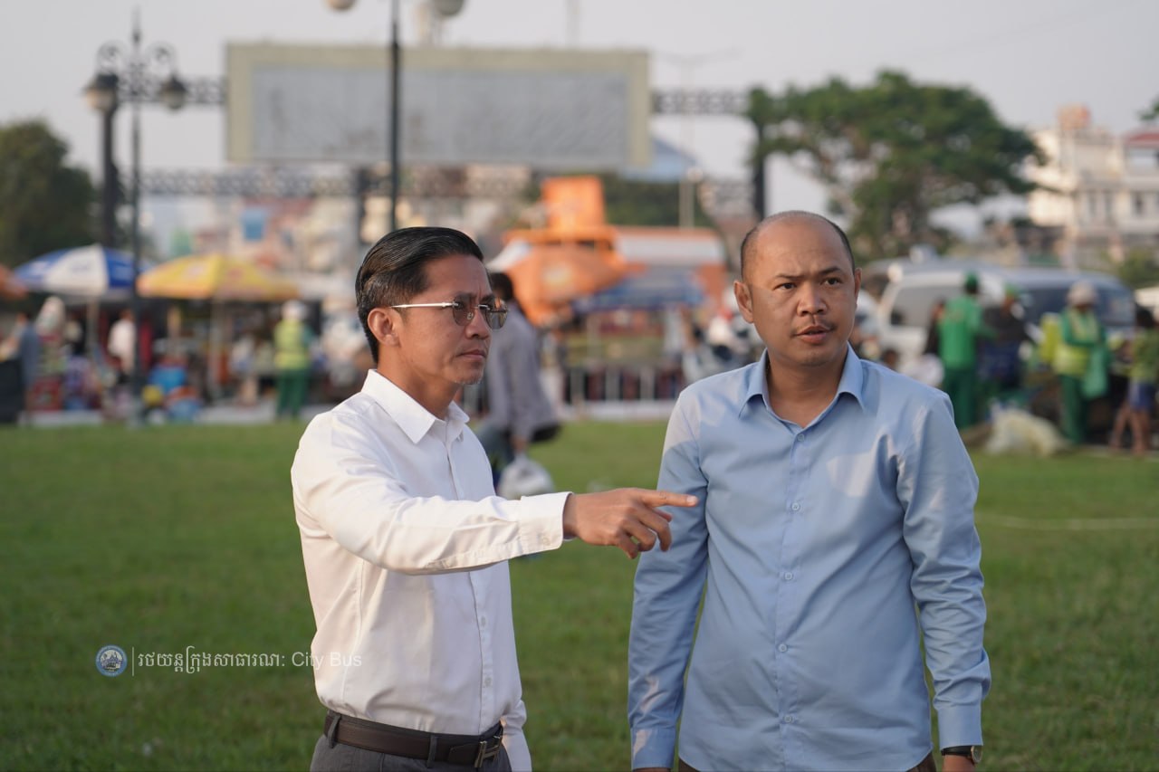 ទិដ្ឋភាព បងប្អូនប្រជាពលរដ្ឋមកទទួលសេវារថយន្ដក្រុងសាធារណ: " ជិះដោយមិនបង់ប្រាក់ " ពីរាជធានីភ្នំពេញទៅតាមបណ្តាខេត្ត និងពីបណ្ដាខេត្ដមករាជធានីភ្នំពេញ ក្នុងឱកាសអបអរសាទរពិធីបុណ្យចូលឆ្នាំថ្មី ប្រពៃណីជាតិខ្មែរ នៅថ្ងៃដឹកជញ្ជូនទី២ នាព្រឹកថ្ងៃទី១៣ ខែមេសា ឆ្នាំ២០២៦។  - image 5