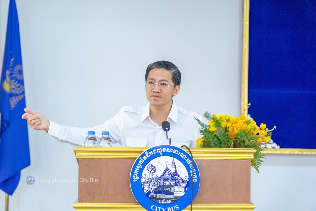 នាព្រឹកថ្ងៃអង្គារ ៣រោច ខែភទ្របទ ឆ្នាំមមី អដ្ឋស័ក ព.ស. ២៥៧០ ត្រូវនឹងថ្ងៃទី២៩ ខែកញ្ញា ឆ្នាំ២០២៦ រដ្ឋាករស្វយ័តដឹកជញ្ជូនសាធារណៈរថយន្តក្រុង (City Bus) រាជធានីភ្នំពេញ បានរៀបចំវគ្គបណ្តុះបណ្តាលស្តីពី «សីលធម៌ ឥរិយាបថក្នុងការបើកបរបម្រើសេវាដឹកជញ្ជូន សាធារណៈតាមរថយន្តក្រុង និងបច្ចេកទេសសុវត្ថិភាពក្នុងករណីរថយន្តក្រុងជួបឧបទ្ទវហេតុ» ក្រោមអធិបតីភាព លោក កែវ ចាន់ណារិទ្ធ អភិបាលរដ្ឋាករស្វយ័តដឹកជញ្ជូនសាធារណៈរថយន្តក្រុង (City Bus) រាជធានីភ្នំពេញ។