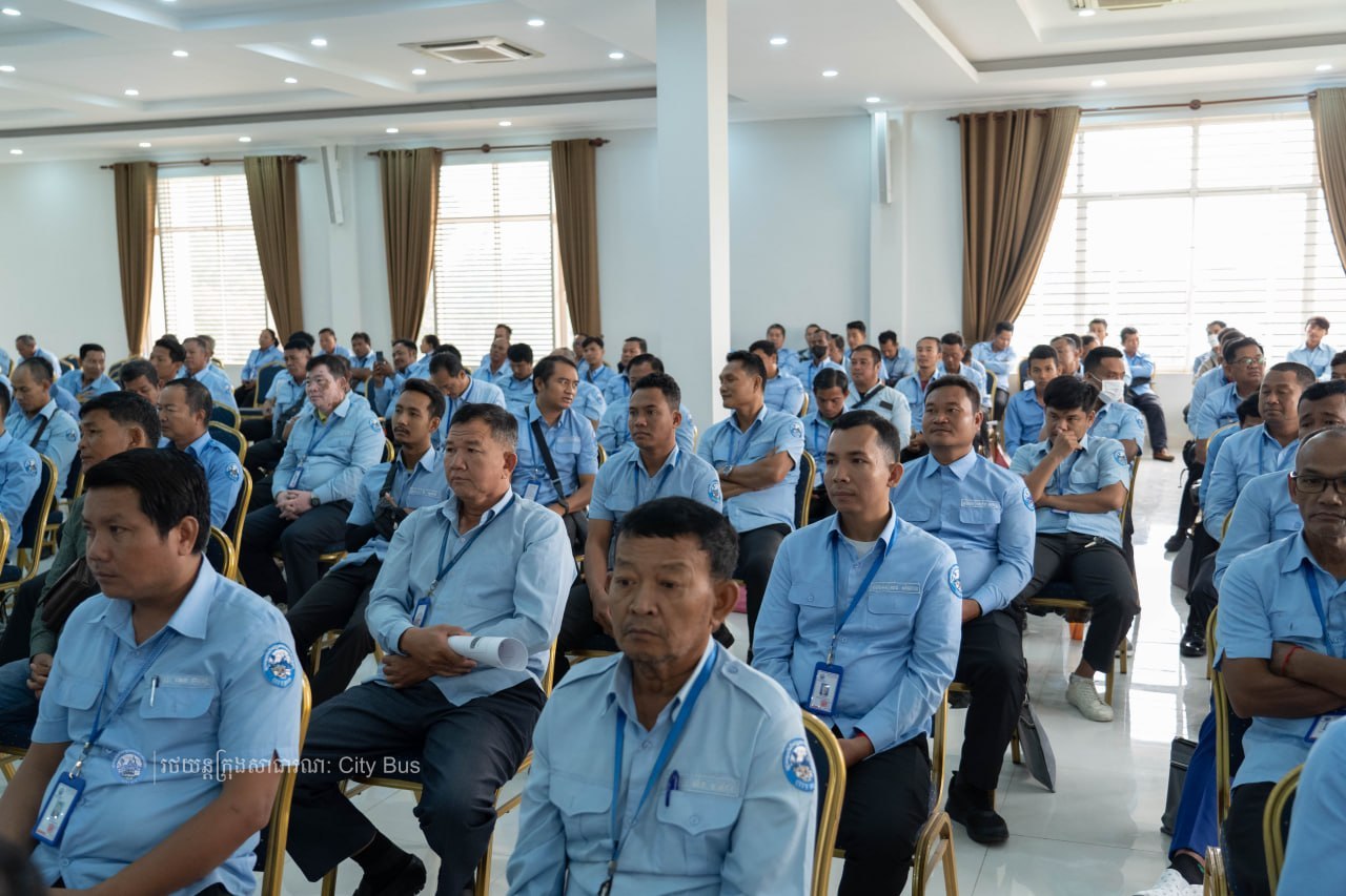 នាព្រឹកថ្ងៃអង្គារ ៣រោច ខែភទ្របទ ឆ្នាំមមី អដ្ឋស័ក ព.ស. ២៥៧០ ត្រូវនឹងថ្ងៃទី២៩ ខែកញ្ញា ឆ្នាំ២០២៦ រដ្ឋាករស្វយ័តដឹកជញ្ជូនសាធារណៈរថយន្តក្រុង (City Bus) រាជធានីភ្នំពេញ បានរៀបចំវគ្គបណ្តុះបណ្តាលស្តីពី «សីលធម៌ ឥរិយាបថក្នុងការបើកបរបម្រើសេវាដឹកជញ្ជូន សាធារណៈតាមរថយន្តក្រុង និងបច្ចេកទេសសុវត្ថិភាពក្នុងករណីរថយន្តក្រុងជួបឧបទ្ទវហេតុ» ក្រោមអធិបតីភាព លោក កែវ ចាន់ណារិទ្ធ អភិបាលរដ្ឋាករស្វយ័តដឹកជញ្ជូនសាធារណៈរថយន្តក្រុង (City Bus) រាជធានីភ្នំពេញ។ - image 10