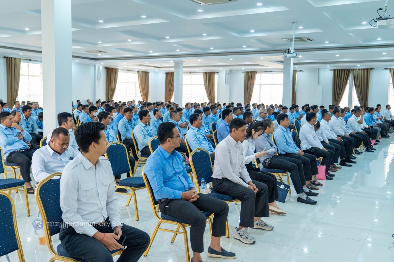 នាព្រឹកថ្ងៃអង្គារ ៣រោច ខែភទ្របទ ឆ្នាំមមី អដ្ឋស័ក ព.ស. ២៥៧០ ត្រូវនឹងថ្ងៃទី២៩ ខែកញ្ញា ឆ្នាំ២០២៦ រដ្ឋាករស្វយ័តដឹកជញ្ជូនសាធារណៈរថយន្តក្រុង (City Bus) រាជធានីភ្នំពេញ បានរៀបចំវគ្គបណ្តុះបណ្តាលស្តីពី «សីលធម៌ ឥរិយាបថក្នុងការបើកបរបម្រើសេវាដឹកជញ្ជូន សាធារណៈតាមរថយន្តក្រុង និងបច្ចេកទេសសុវត្ថិភាពក្នុងករណីរថយន្តក្រុងជួបឧបទ្ទវហេតុ» ក្រោមអធិបតីភាព លោក កែវ ចាន់ណារិទ្ធ អភិបាលរដ្ឋាករស្វយ័តដឹកជញ្ជូនសាធារណៈរថយន្តក្រុង (City Bus) រាជធានីភ្នំពេញ។ - image 11