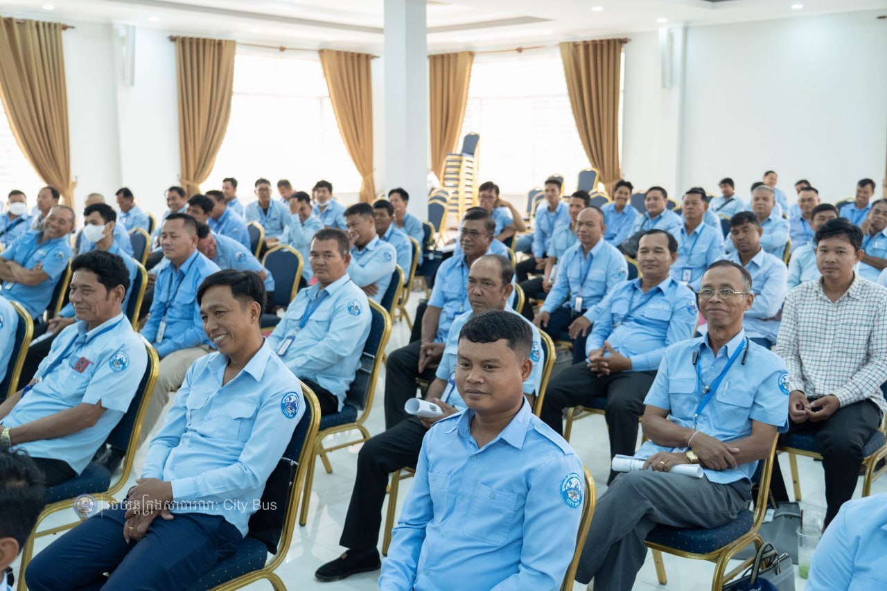 នាព្រឹកថ្ងៃអង្គារ ៣រោច ខែភទ្របទ ឆ្នាំមមី អដ្ឋស័ក ព.ស. ២៥៧០ ត្រូវនឹងថ្ងៃទី២៩ ខែកញ្ញា ឆ្នាំ២០២៦ រដ្ឋាករស្វយ័តដឹកជញ្ជូនសាធារណៈរថយន្តក្រុង (City Bus) រាជធានីភ្នំពេញ បានរៀបចំវគ្គបណ្តុះបណ្តាលស្តីពី «សីលធម៌ ឥរិយាបថក្នុងការបើកបរបម្រើសេវាដឹកជញ្ជូន សាធារណៈតាមរថយន្តក្រុង និងបច្ចេកទេសសុវត្ថិភាពក្នុងករណីរថយន្តក្រុងជួបឧបទ្ទវហេតុ» ក្រោមអធិបតីភាព លោក កែវ ចាន់ណារិទ្ធ អភិបាលរដ្ឋាករស្វយ័តដឹកជញ្ជូនសាធារណៈរថយន្តក្រុង (City Bus) រាជធានីភ្នំពេញ។ - image 12