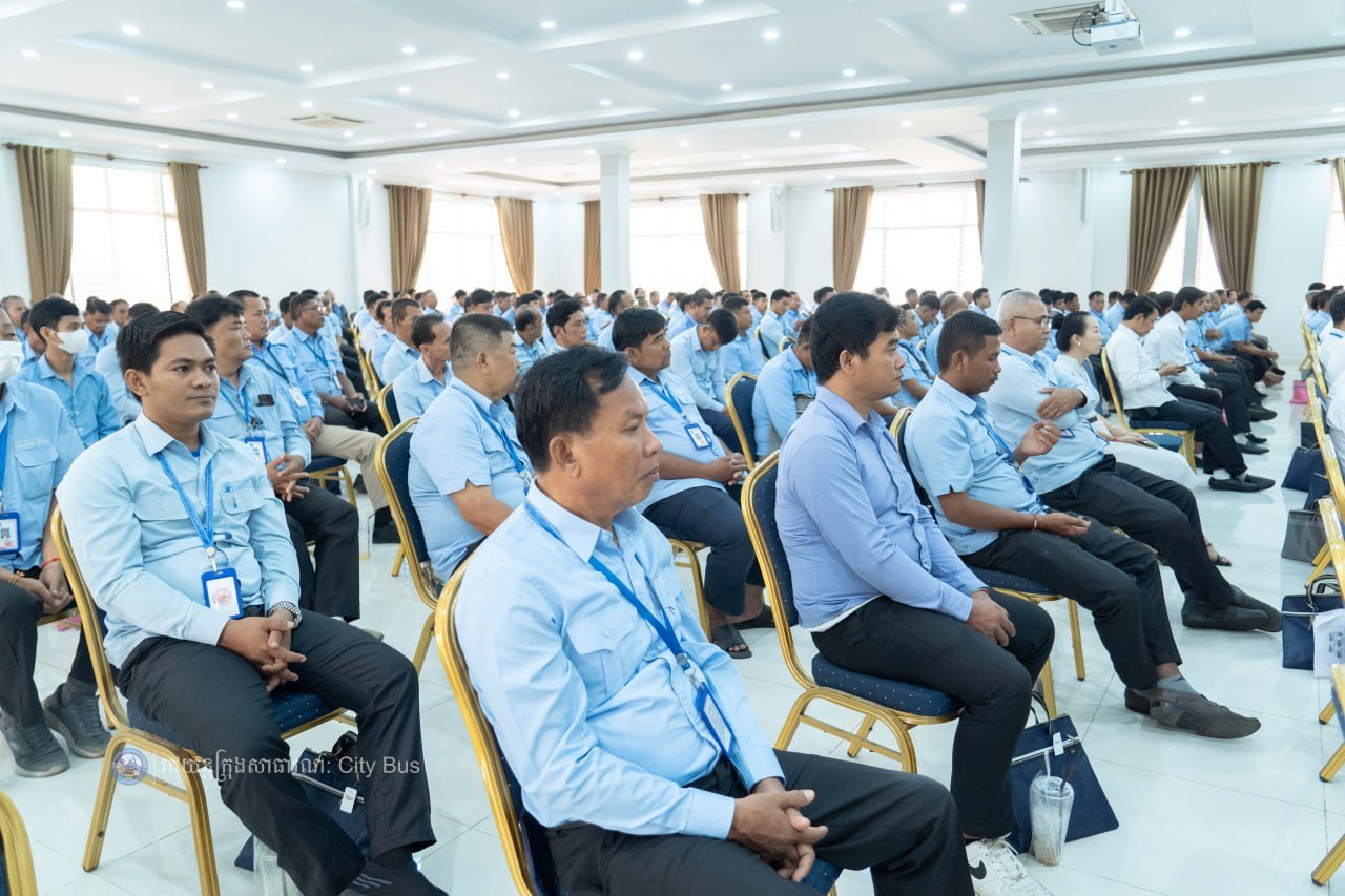 នាព្រឹកថ្ងៃអង្គារ ៣រោច ខែភទ្របទ ឆ្នាំមមី អដ្ឋស័ក ព.ស. ២៥៧០ ត្រូវនឹងថ្ងៃទី២៩ ខែកញ្ញា ឆ្នាំ២០២៦ រដ្ឋាករស្វយ័តដឹកជញ្ជូនសាធារណៈរថយន្តក្រុង (City Bus) រាជធានីភ្នំពេញ បានរៀបចំវគ្គបណ្តុះបណ្តាលស្តីពី «សីលធម៌ ឥរិយាបថក្នុងការបើកបរបម្រើសេវាដឹកជញ្ជូន សាធារណៈតាមរថយន្តក្រុង និងបច្ចេកទេសសុវត្ថិភាពក្នុងករណីរថយន្តក្រុងជួបឧបទ្ទវហេតុ» ក្រោមអធិបតីភាព លោក កែវ ចាន់ណារិទ្ធ អភិបាលរដ្ឋាករស្វយ័តដឹកជញ្ជូនសាធារណៈរថយន្តក្រុង (City Bus) រាជធានីភ្នំពេញ។ - image 13