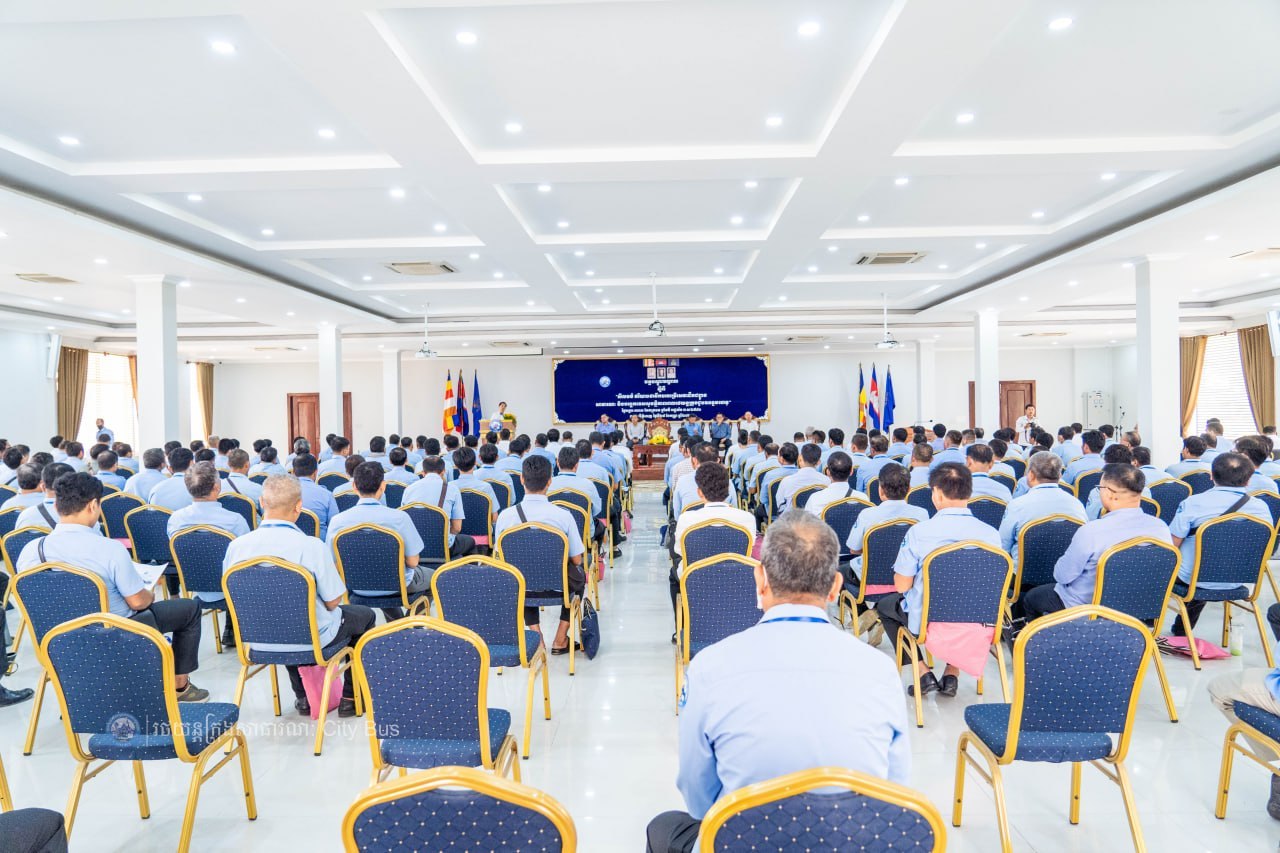 នាព្រឹកថ្ងៃអង្គារ ៣រោច ខែភទ្របទ ឆ្នាំមមី អដ្ឋស័ក ព.ស. ២៥៧០ ត្រូវនឹងថ្ងៃទី២៩ ខែកញ្ញា ឆ្នាំ២០២៦ រដ្ឋាករស្វយ័តដឹកជញ្ជូនសាធារណៈរថយន្តក្រុង (City Bus) រាជធានីភ្នំពេញ បានរៀបចំវគ្គបណ្តុះបណ្តាលស្តីពី «សីលធម៌ ឥរិយាបថក្នុងការបើកបរបម្រើសេវាដឹកជញ្ជូន សាធារណៈតាមរថយន្តក្រុង និងបច្ចេកទេសសុវត្ថិភាពក្នុងករណីរថយន្តក្រុងជួបឧបទ្ទវហេតុ» ក្រោមអធិបតីភាព លោក កែវ ចាន់ណារិទ្ធ អភិបាលរដ្ឋាករស្វយ័តដឹកជញ្ជូនសាធារណៈរថយន្តក្រុង (City Bus) រាជធានីភ្នំពេញ។ - image 14