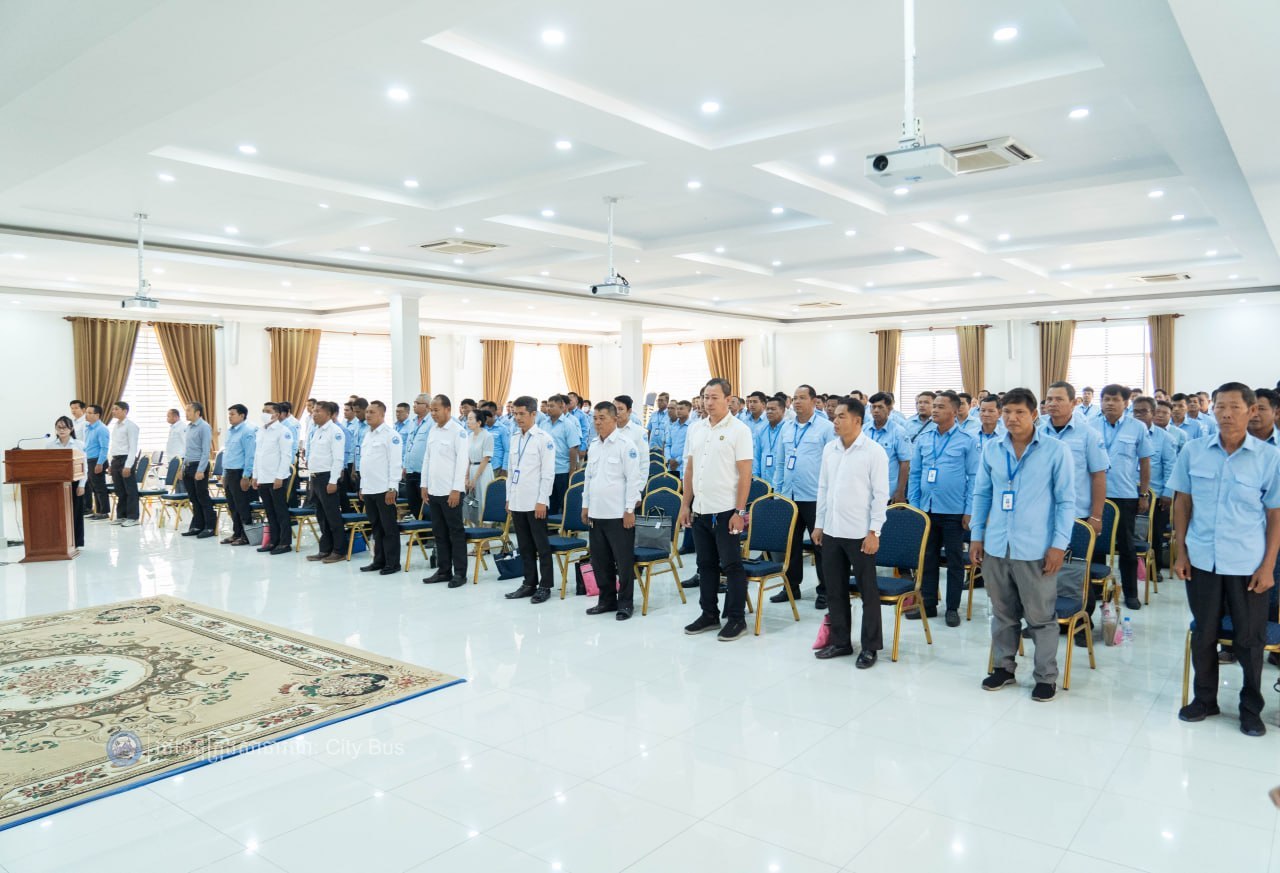 នាព្រឹកថ្ងៃអង្គារ ៣រោច ខែភទ្របទ ឆ្នាំមមី អដ្ឋស័ក ព.ស. ២៥៧០ ត្រូវនឹងថ្ងៃទី២៩ ខែកញ្ញា ឆ្នាំ២០២៦ រដ្ឋាករស្វយ័តដឹកជញ្ជូនសាធារណៈរថយន្តក្រុង (City Bus) រាជធានីភ្នំពេញ បានរៀបចំវគ្គបណ្តុះបណ្តាលស្តីពី «សីលធម៌ ឥរិយាបថក្នុងការបើកបរបម្រើសេវាដឹកជញ្ជូន សាធារណៈតាមរថយន្តក្រុង និងបច្ចេកទេសសុវត្ថិភាពក្នុងករណីរថយន្តក្រុងជួបឧបទ្ទវហេតុ» ក្រោមអធិបតីភាព លោក កែវ ចាន់ណារិទ្ធ អភិបាលរដ្ឋាករស្វយ័តដឹកជញ្ជូនសាធារណៈរថយន្តក្រុង (City Bus) រាជធានីភ្នំពេញ។ - image 4