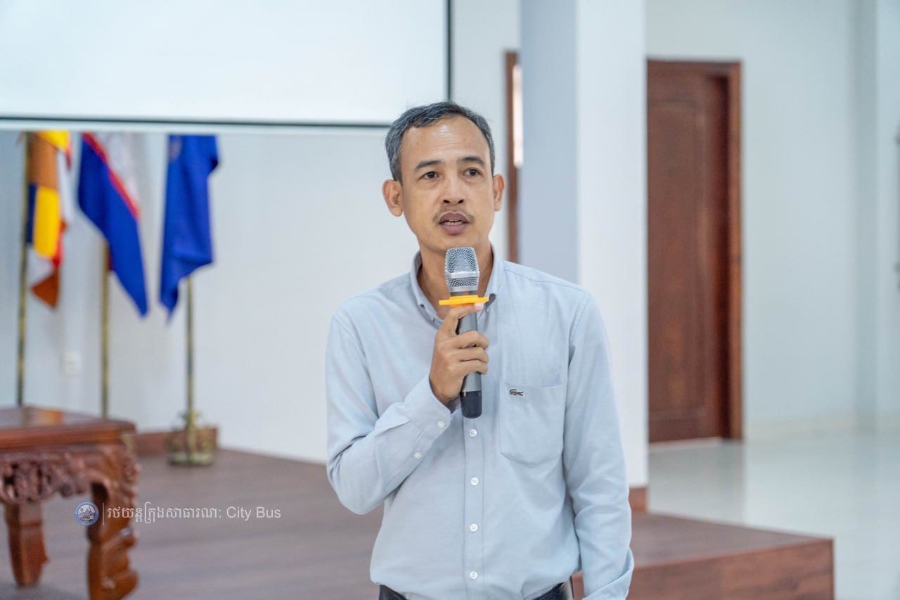 នាព្រឹកថ្ងៃអង្គារ ៣រោច ខែភទ្របទ ឆ្នាំមមី អដ្ឋស័ក ព.ស. ២៥៧០ ត្រូវនឹងថ្ងៃទី២៩ ខែកញ្ញា ឆ្នាំ២០២៦ រដ្ឋាករស្វយ័តដឹកជញ្ជូនសាធារណៈរថយន្តក្រុង (City Bus) រាជធានីភ្នំពេញ បានរៀបចំវគ្គបណ្តុះបណ្តាលស្តីពី «សីលធម៌ ឥរិយាបថក្នុងការបើកបរបម្រើសេវាដឹកជញ្ជូន សាធារណៈតាមរថយន្តក្រុង និងបច្ចេកទេសសុវត្ថិភាពក្នុងករណីរថយន្តក្រុងជួបឧបទ្ទវហេតុ» ក្រោមអធិបតីភាព លោក កែវ ចាន់ណារិទ្ធ អភិបាលរដ្ឋាករស្វយ័តដឹកជញ្ជូនសាធារណៈរថយន្តក្រុង (City Bus) រាជធានីភ្នំពេញ។ - image 5