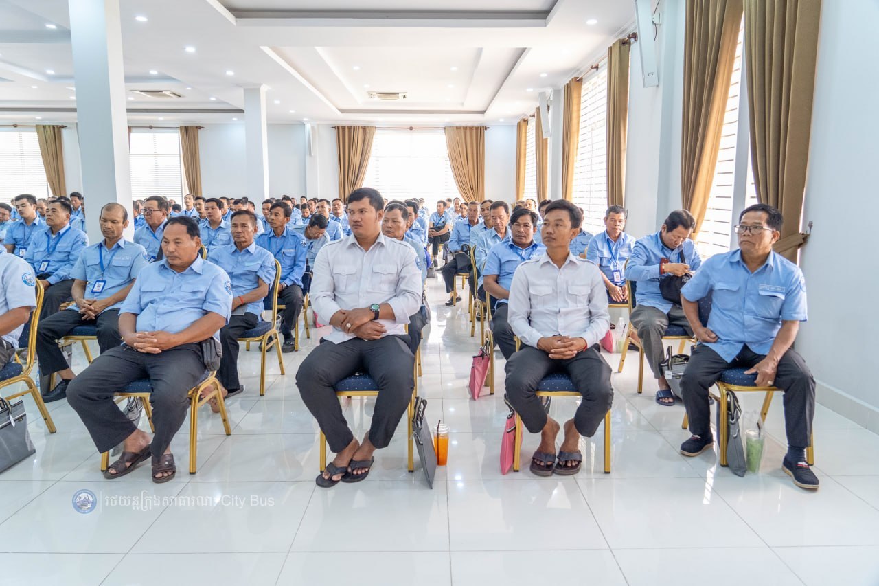 នាព្រឹកថ្ងៃអង្គារ ៣រោច ខែភទ្របទ ឆ្នាំមមី អដ្ឋស័ក ព.ស. ២៥៧០ ត្រូវនឹងថ្ងៃទី២៩ ខែកញ្ញា ឆ្នាំ២០២៦ រដ្ឋាករស្វយ័តដឹកជញ្ជូនសាធារណៈរថយន្តក្រុង (City Bus) រាជធានីភ្នំពេញ បានរៀបចំវគ្គបណ្តុះបណ្តាលស្តីពី «សីលធម៌ ឥរិយាបថក្នុងការបើកបរបម្រើសេវាដឹកជញ្ជូន សាធារណៈតាមរថយន្តក្រុង និងបច្ចេកទេសសុវត្ថិភាពក្នុងករណីរថយន្តក្រុងជួបឧបទ្ទវហេតុ» ក្រោមអធិបតីភាព លោក កែវ ចាន់ណារិទ្ធ អភិបាលរដ្ឋាករស្វយ័តដឹកជញ្ជូនសាធារណៈរថយន្តក្រុង (City Bus) រាជធានីភ្នំពេញ។ - image 6