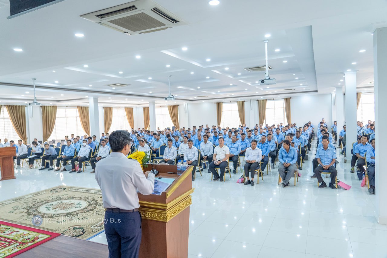 នាព្រឹកថ្ងៃអង្គារ ៣រោច ខែភទ្របទ ឆ្នាំមមី អដ្ឋស័ក ព.ស. ២៥៧០ ត្រូវនឹងថ្ងៃទី២៩ ខែកញ្ញា ឆ្នាំ២០២៦ រដ្ឋាករស្វយ័តដឹកជញ្ជូនសាធារណៈរថយន្តក្រុង (City Bus) រាជធានីភ្នំពេញ បានរៀបចំវគ្គបណ្តុះបណ្តាលស្តីពី «សីលធម៌ ឥរិយាបថក្នុងការបើកបរបម្រើសេវាដឹកជញ្ជូន សាធារណៈតាមរថយន្តក្រុង និងបច្ចេកទេសសុវត្ថិភាពក្នុងករណីរថយន្តក្រុងជួបឧបទ្ទវហេតុ» ក្រោមអធិបតីភាព លោក កែវ ចាន់ណារិទ្ធ អភិបាលរដ្ឋាករស្វយ័តដឹកជញ្ជូនសាធារណៈរថយន្តក្រុង (City Bus) រាជធានីភ្នំពេញ។ - image 7