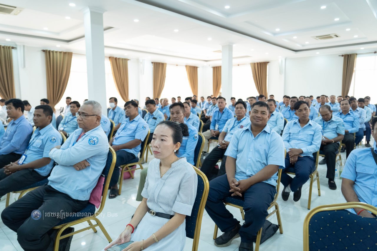 នាព្រឹកថ្ងៃអង្គារ ៣រោច ខែភទ្របទ ឆ្នាំមមី អដ្ឋស័ក ព.ស. ២៥៧០ ត្រូវនឹងថ្ងៃទី២៩ ខែកញ្ញា ឆ្នាំ២០២៦ រដ្ឋាករស្វយ័តដឹកជញ្ជូនសាធារណៈរថយន្តក្រុង (City Bus) រាជធានីភ្នំពេញ បានរៀបចំវគ្គបណ្តុះបណ្តាលស្តីពី «សីលធម៌ ឥរិយាបថក្នុងការបើកបរបម្រើសេវាដឹកជញ្ជូន សាធារណៈតាមរថយន្តក្រុង និងបច្ចេកទេសសុវត្ថិភាពក្នុងករណីរថយន្តក្រុងជួបឧបទ្ទវហេតុ» ក្រោមអធិបតីភាព លោក កែវ ចាន់ណារិទ្ធ អភិបាលរដ្ឋាករស្វយ័តដឹកជញ្ជូនសាធារណៈរថយន្តក្រុង (City Bus) រាជធានីភ្នំពេញ។ - image 8