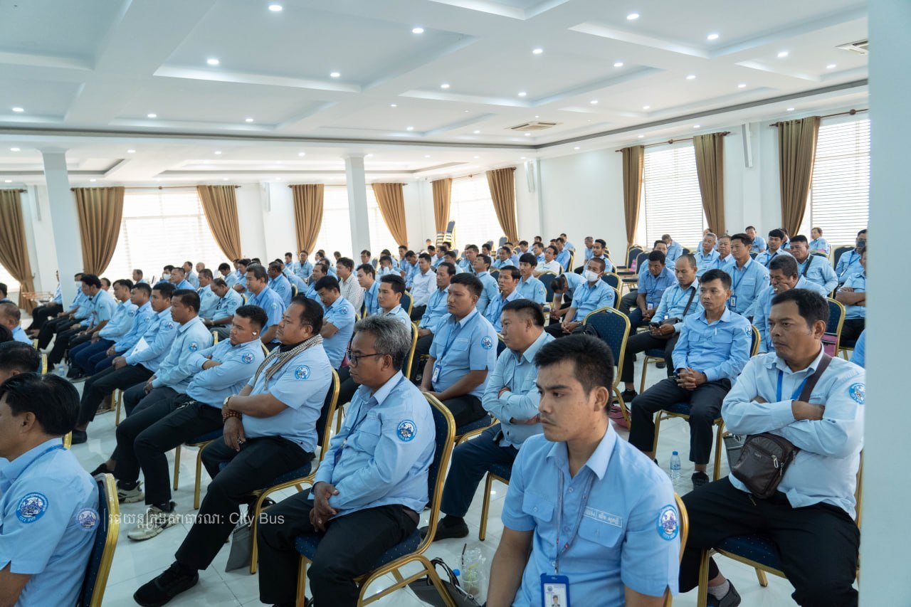 នាព្រឹកថ្ងៃអង្គារ ៣រោច ខែភទ្របទ ឆ្នាំមមី អដ្ឋស័ក ព.ស. ២៥៧០ ត្រូវនឹងថ្ងៃទី២៩ ខែកញ្ញា ឆ្នាំ២០២៦ រដ្ឋាករស្វយ័តដឹកជញ្ជូនសាធារណៈរថយន្តក្រុង (City Bus) រាជធានីភ្នំពេញ បានរៀបចំវគ្គបណ្តុះបណ្តាលស្តីពី «សីលធម៌ ឥរិយាបថក្នុងការបើកបរបម្រើសេវាដឹកជញ្ជូន សាធារណៈតាមរថយន្តក្រុង និងបច្ចេកទេសសុវត្ថិភាពក្នុងករណីរថយន្តក្រុងជួបឧបទ្ទវហេតុ» ក្រោមអធិបតីភាព លោក កែវ ចាន់ណារិទ្ធ អភិបាលរដ្ឋាករស្វយ័តដឹកជញ្ជូនសាធារណៈរថយន្តក្រុង (City Bus) រាជធានីភ្នំពេញ។ - image 9