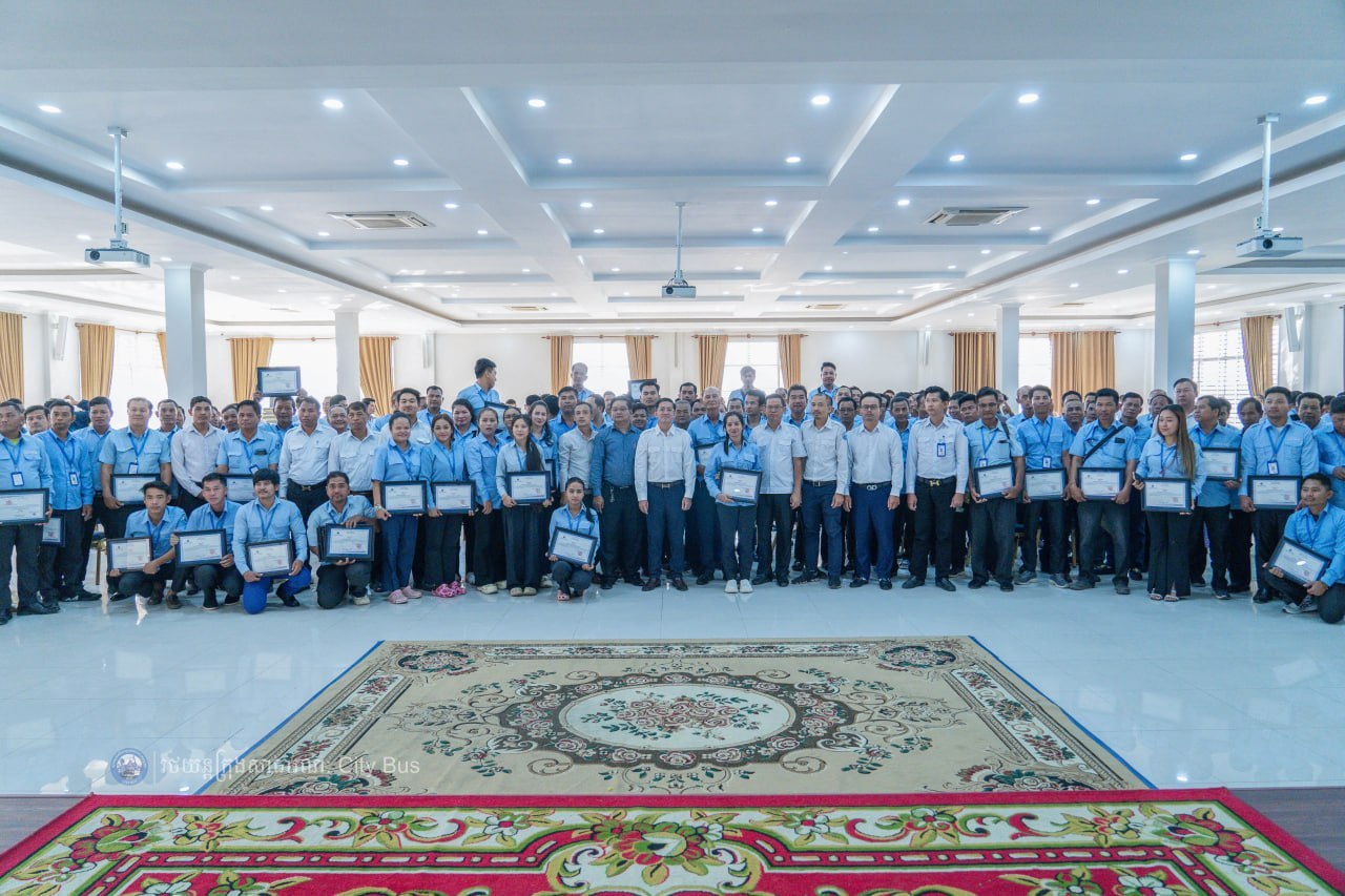 រដ្ឋាករស្វយ័តសាធារណៈរថយន្តក្រុង (City Bus) រាជធានីភ្នំពេញបានរៀបចំវគ្គបណ្តុះបណ្តាលស្តីពី “ ជំនាញបច្ចេកទេសបើកបររថយន្តក្រុង សម្រាប់បម្រើសេវាដឹក ជញ្ជូនសាធារណៈរថយន្តក្រុងក្នុងរាជធានីភ្នំពេញ” - image 19