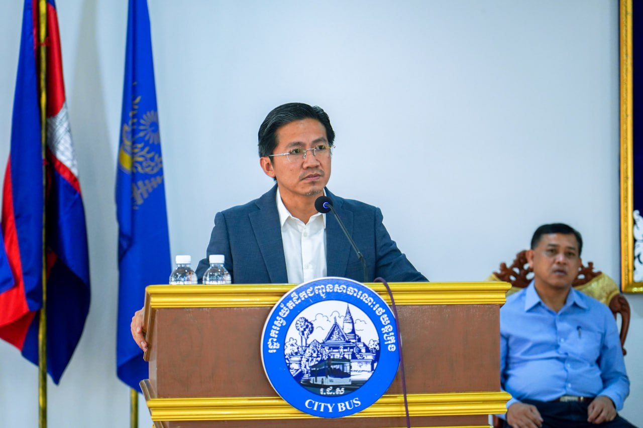នារសៀលថ្ងៃចន្ទ ៦រោច ខែជេស្ឋ ឆ្នាំម្សាញ់ សប្តស័ក ព.ស ២៥៦៥ ត្រូវនឹងថ្ងៃចន្ទ ទី១៦ ខែមិថុនា ឆ្នាំ២០២៥ បានរៀបចំវគ្គបណ្ដុះបណ្ដាលស្ដីពី “វិធីសាស្ដ្រសង្គ្រោះបឋមពេលរថយន្តក្រុងសាធារណៈជួបឧបទ្ទវហេតុ” ក្រោមអធិបតីភាព លោក កែវ ចាន់ណារិទ្ធ អភិបាលរដ្ឋាករស្វយ័តសាធារណៈរថយន្តក្រុង (City Bus) រាជធានីភ្នំពេញ។ ជាការណែនាំ លោកអភិបាលបានណែនាំដល់បុគ្គលិកបើកបររថយន្តក្រុងសាធារណៈទាំងអស់ ត្រូវប្រកាន់ភ្ជាប់ក្រមសីលធម៌ វិន័យក្នុងការបម្រើសេវា បើកបរត្រូវបើកបរគោរពចរាចរណ៍ ចូលគ្រប់ចំណតរងចាំតាមខ្សែរត់ ជាពិសេសការប្រុងប្រយ័ត្នខ្ពស់គ្រប់វិនាទីក្នុងពេលបើកបរ ដើម្បីធានាបានសុវត្ថិភាពជូនដំណើរ។
